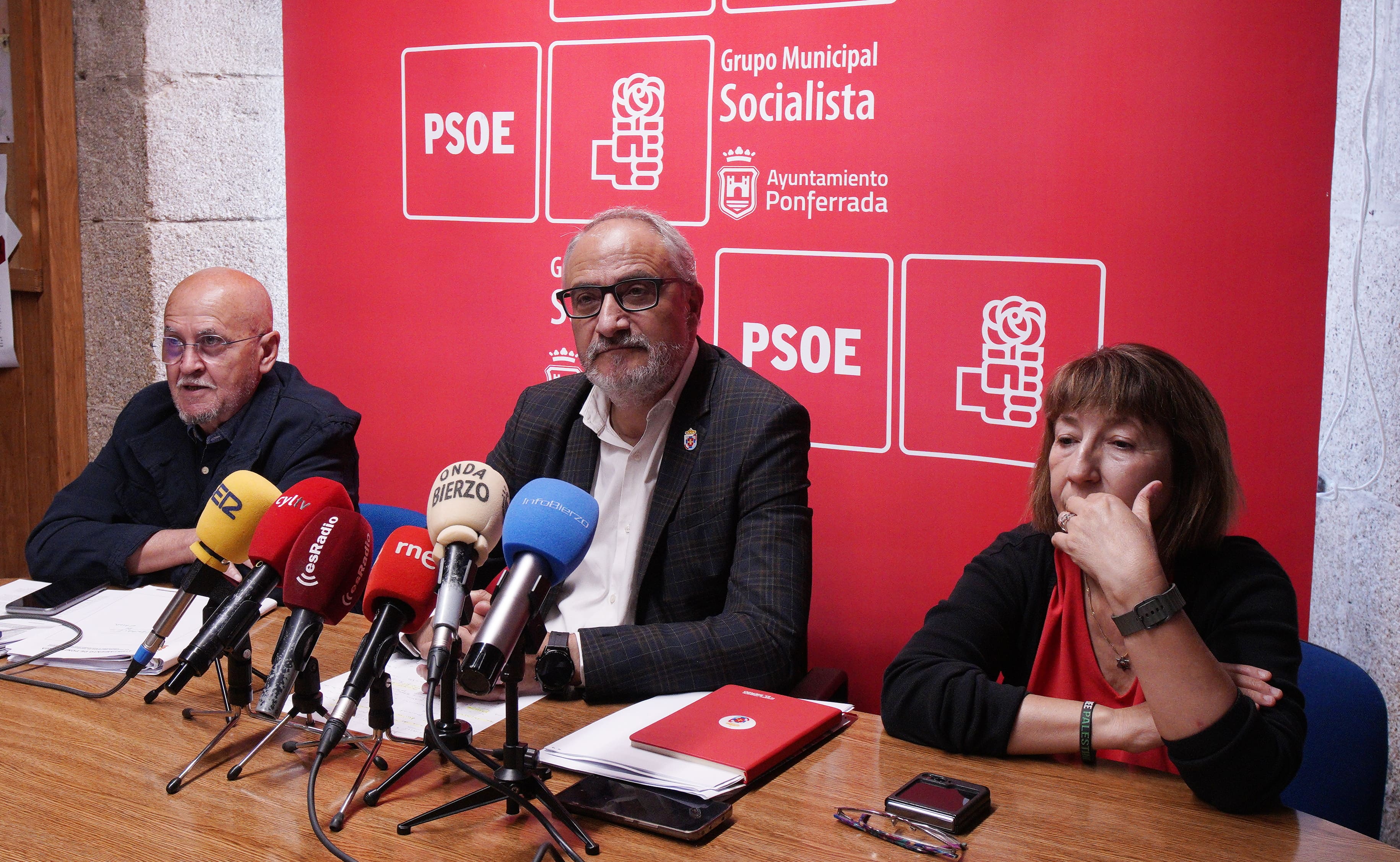 Rueda de prensa del PSOE de Ponferrada sobre la central de calor. | CÉSAR SÁNCHEZ (ICAL)