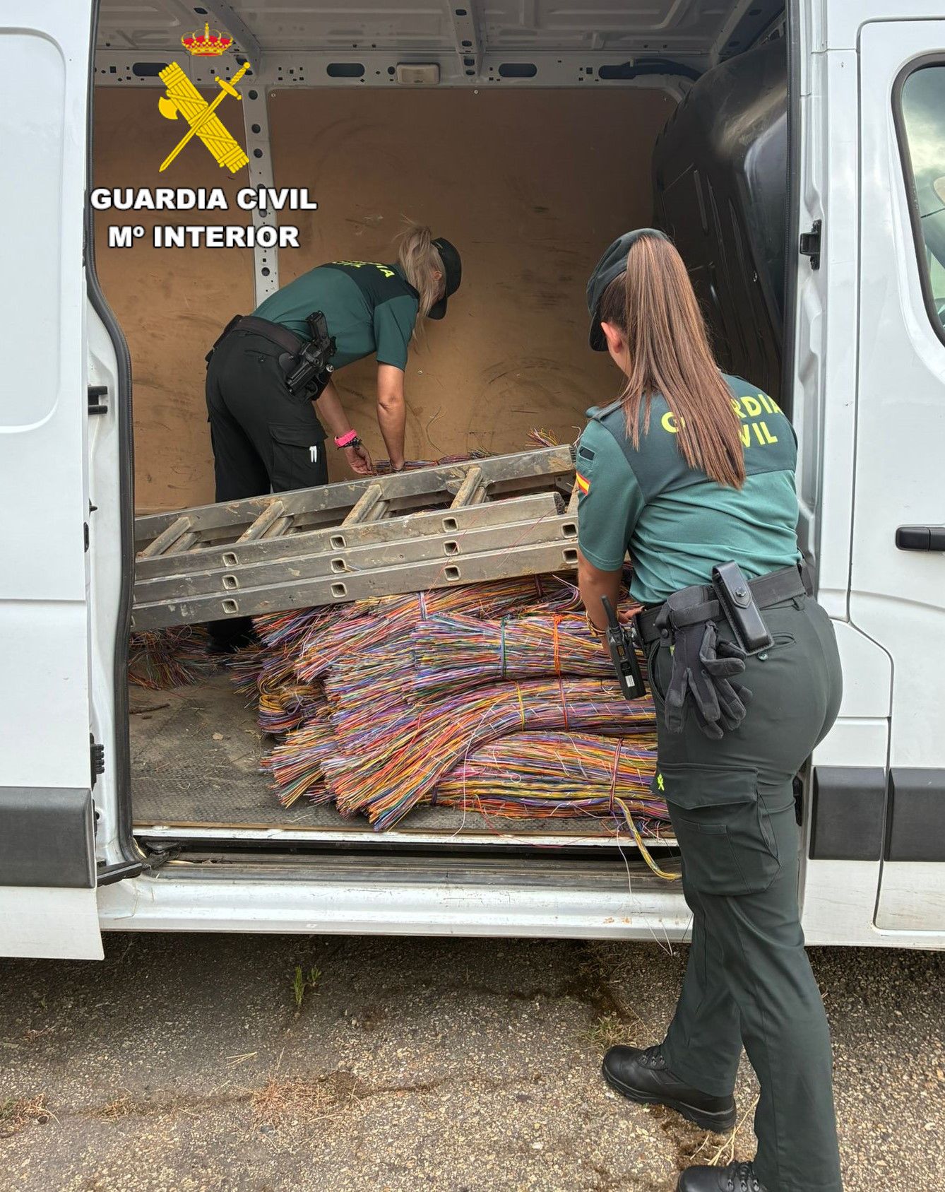 La Guardia Civil recuperando el cableado de cobre. | L.N.C.