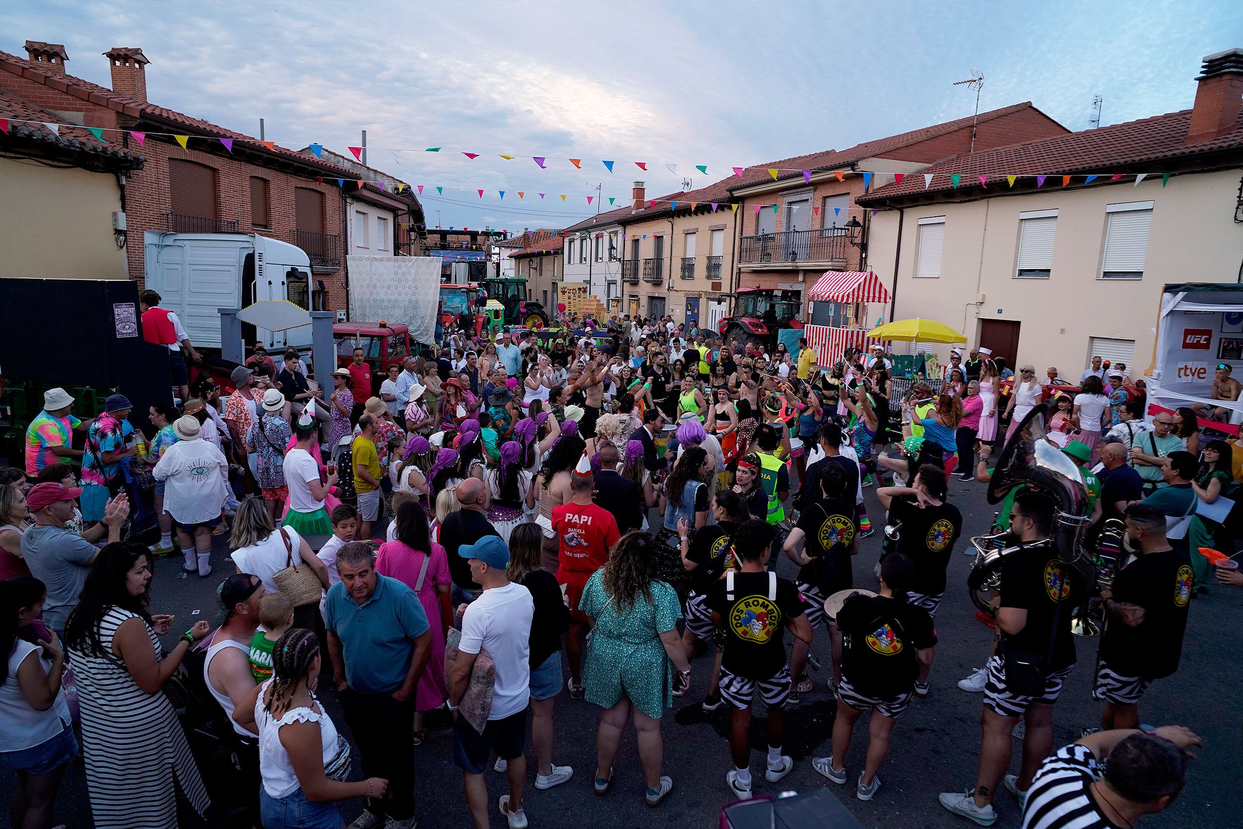 La creatividad desbordó las calles de Santa Marina del Rey con su popular Desfile de Carrozas