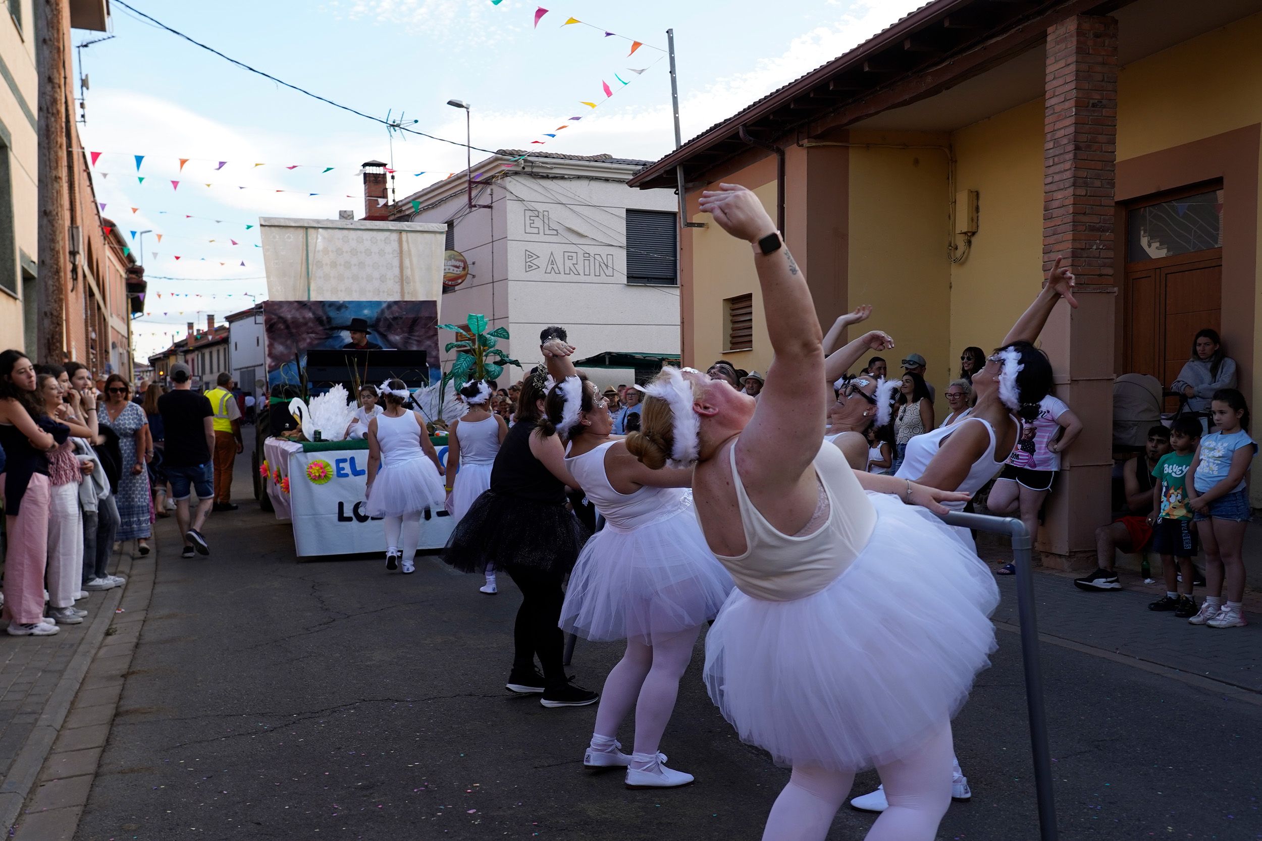 La creatividad desbordó las calles de Santa Marina del Rey con su popular Desfile de Carrozas