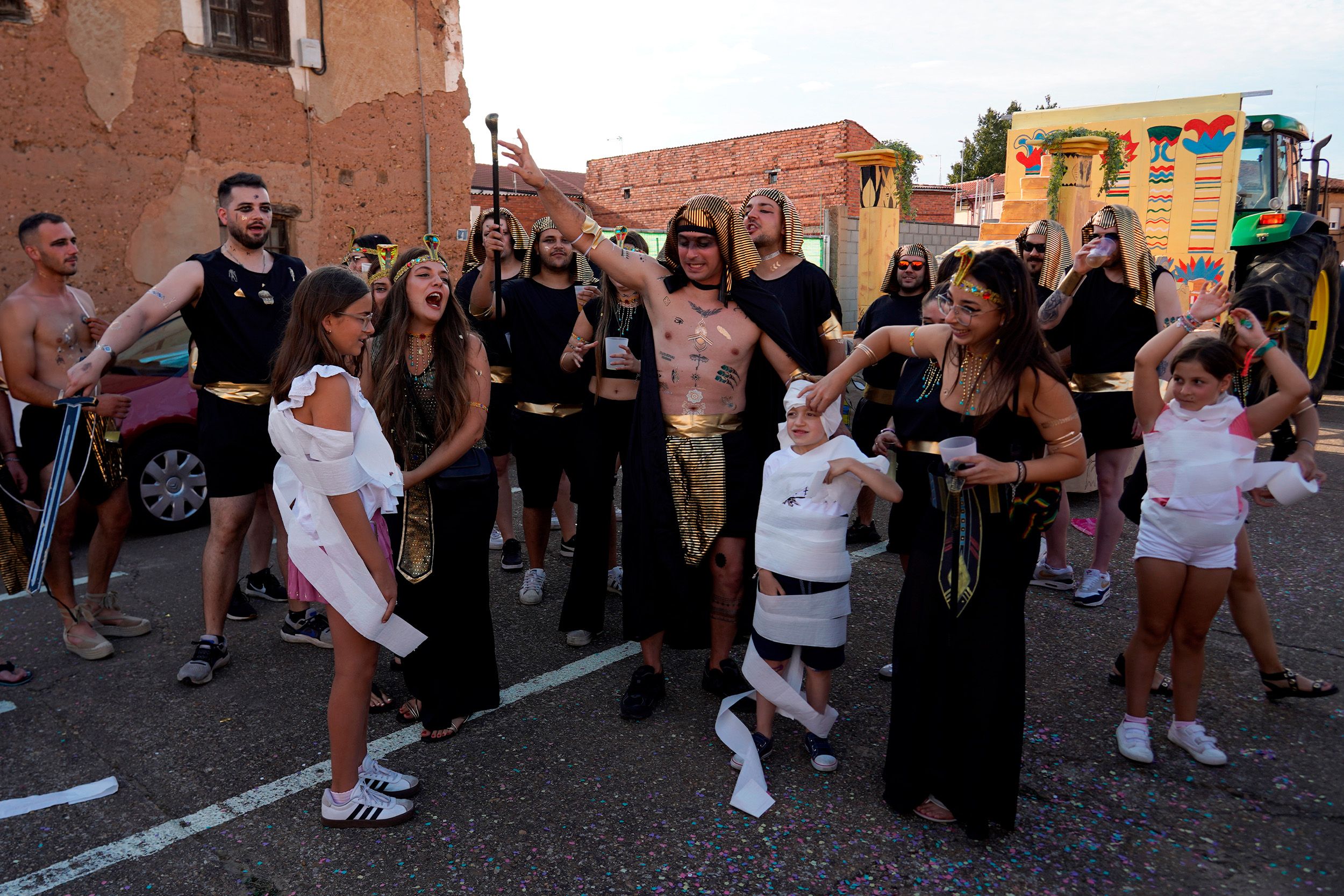 La creatividad desbordó las calles de Santa Marina del Rey con su popular Desfile de Carrozas