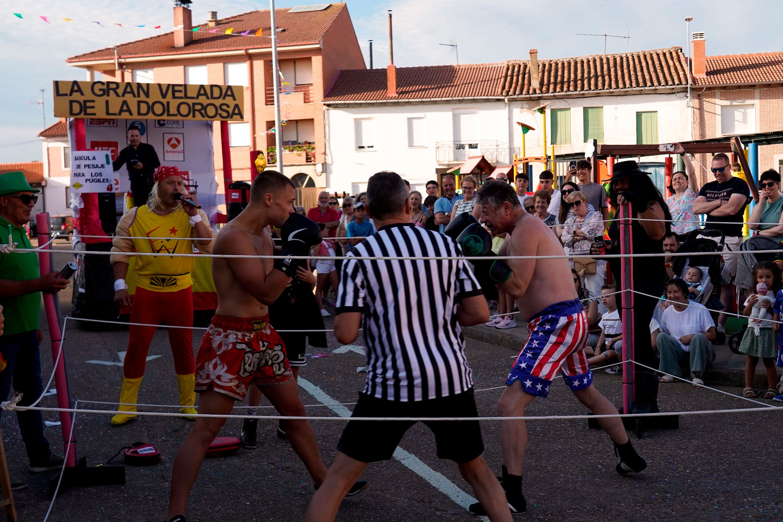 La creatividad desbordó las calles de Santa Marina del Rey con su popular Desfile de Carrozas