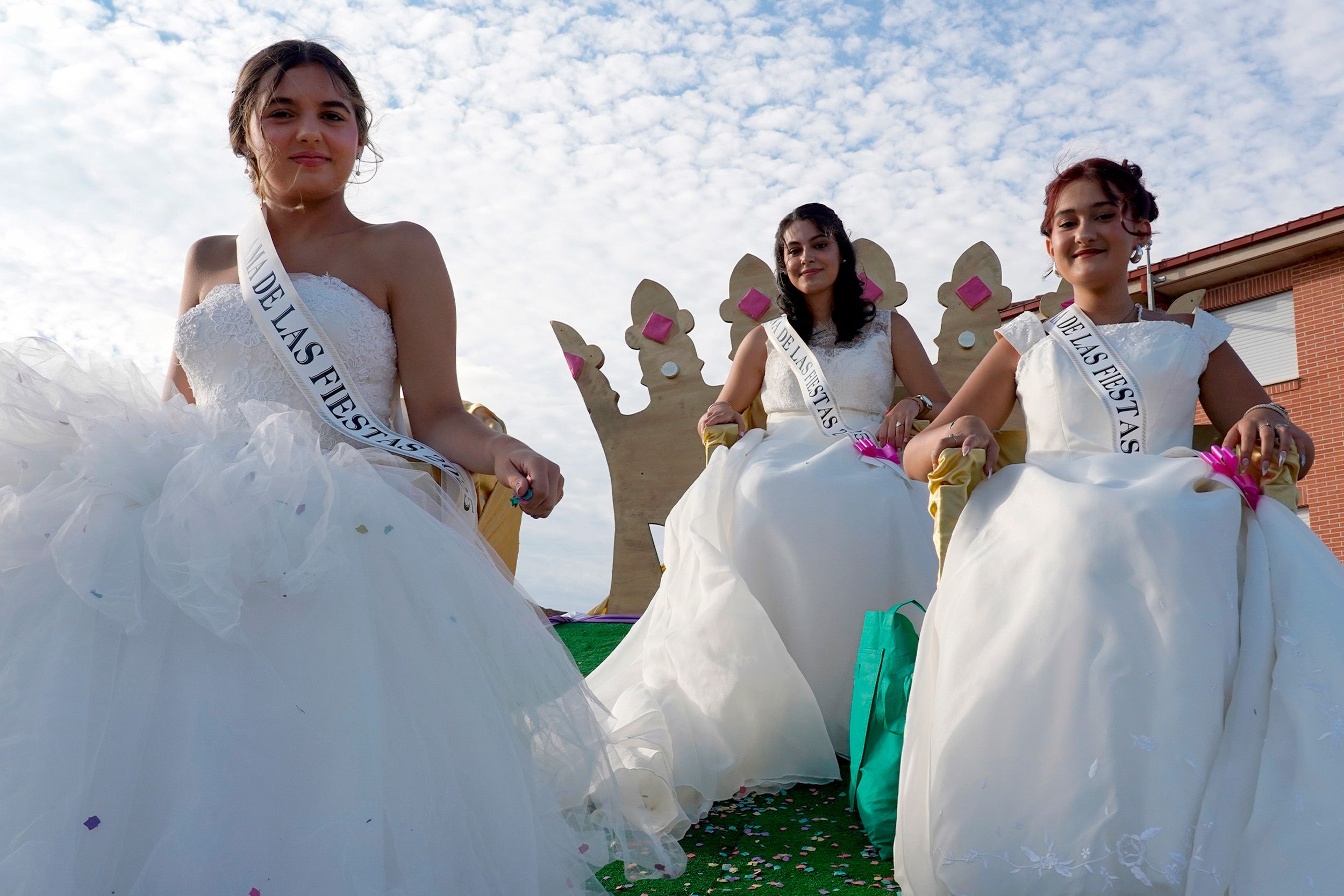 La creatividad desbordó las calles de Santa Marina del Rey con su popular Desfile de Carrozas