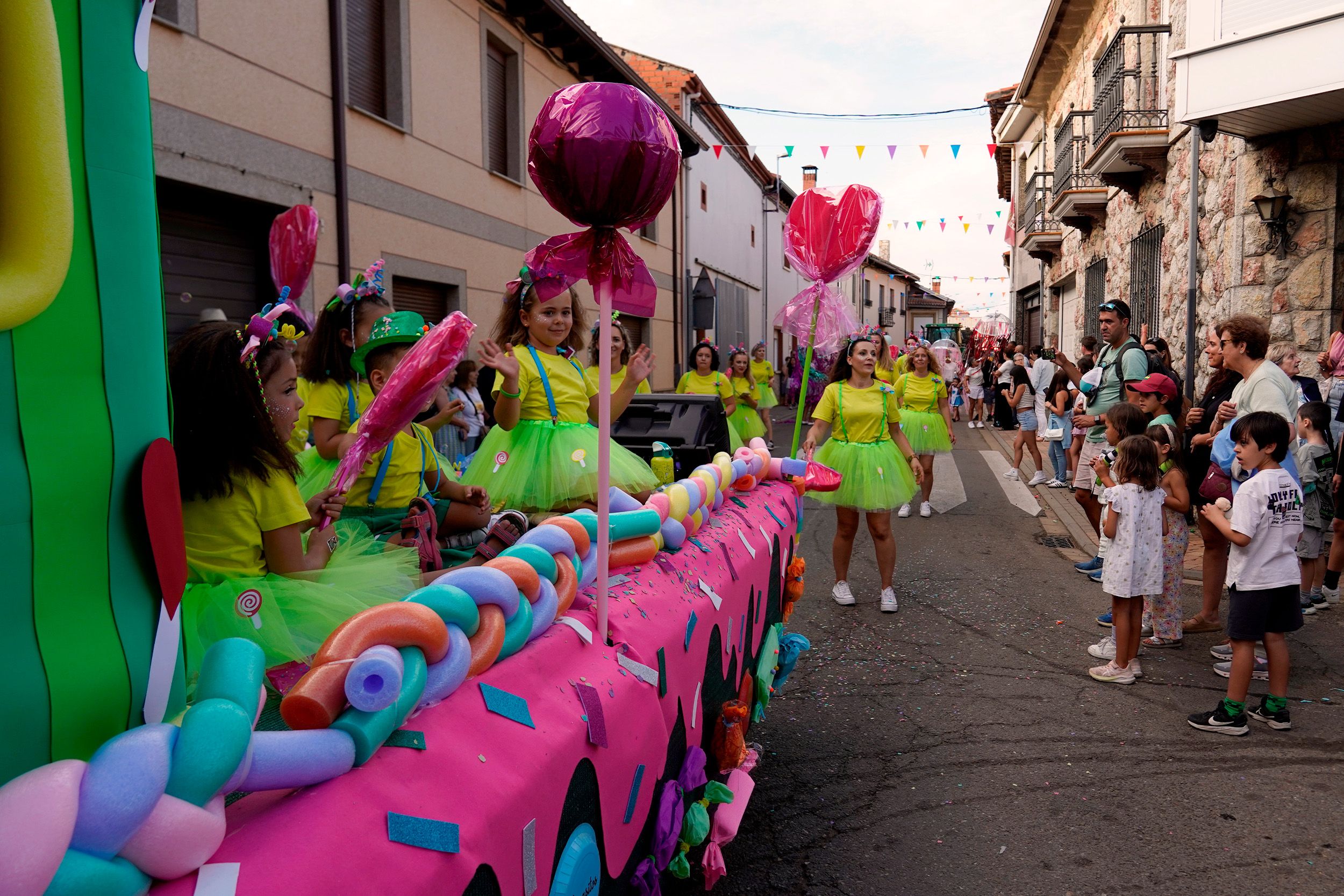 La creatividad desbordó las calles de Santa Marina del Rey con su popular Desfile de Carrozas