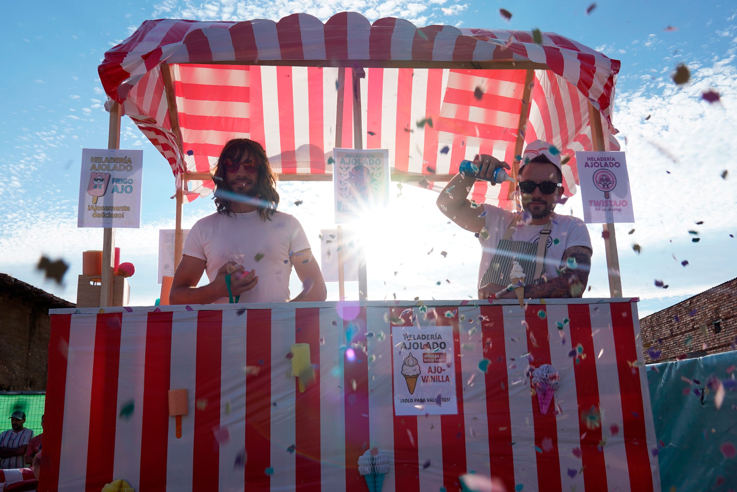 La creatividad desbordó las calles de Santa Marina del Rey con su popular Desfile de Carrozas