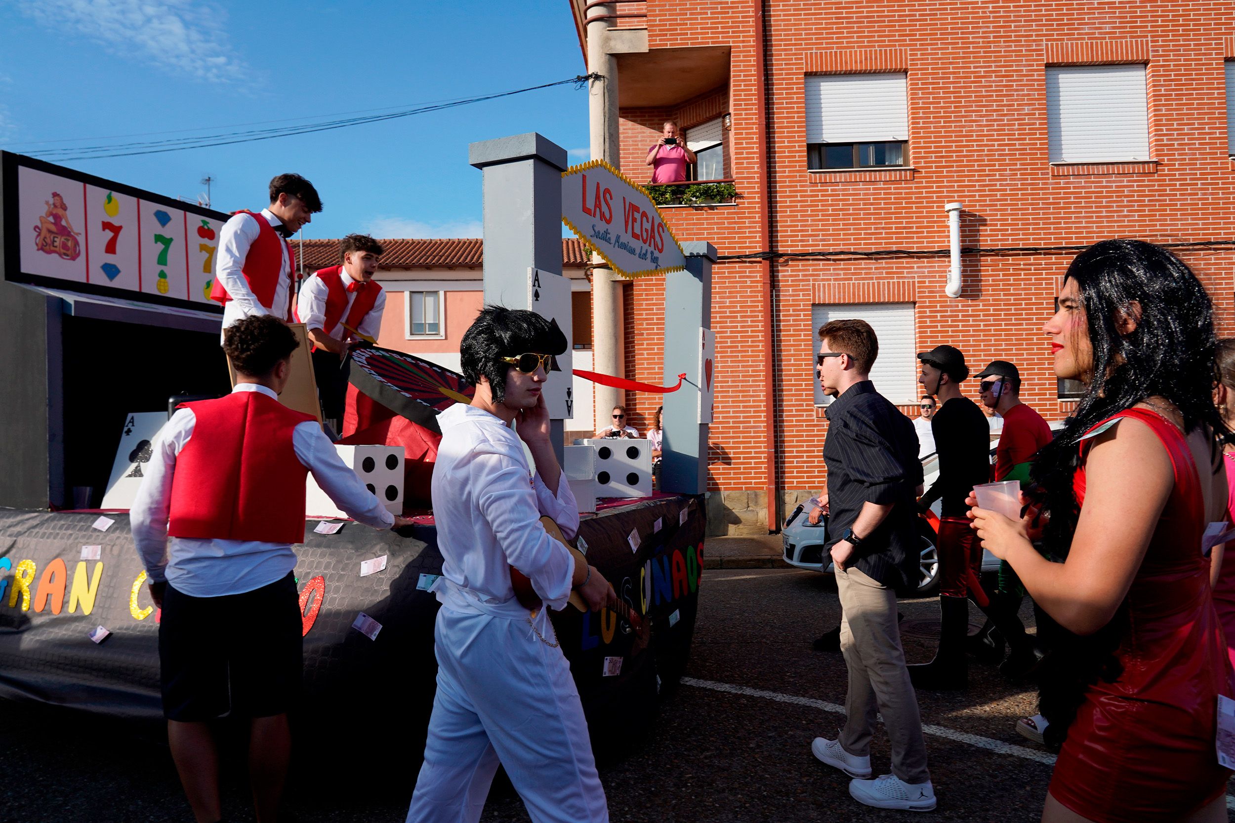 La creatividad desbordó las calles de Santa Marina del Rey con su popular Desfile de Carrozas