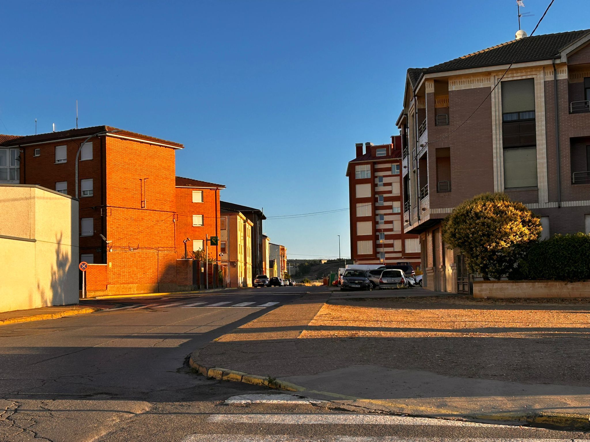 Aceras de la calle el Mayuelo que serán renovadas. | L.N.C.