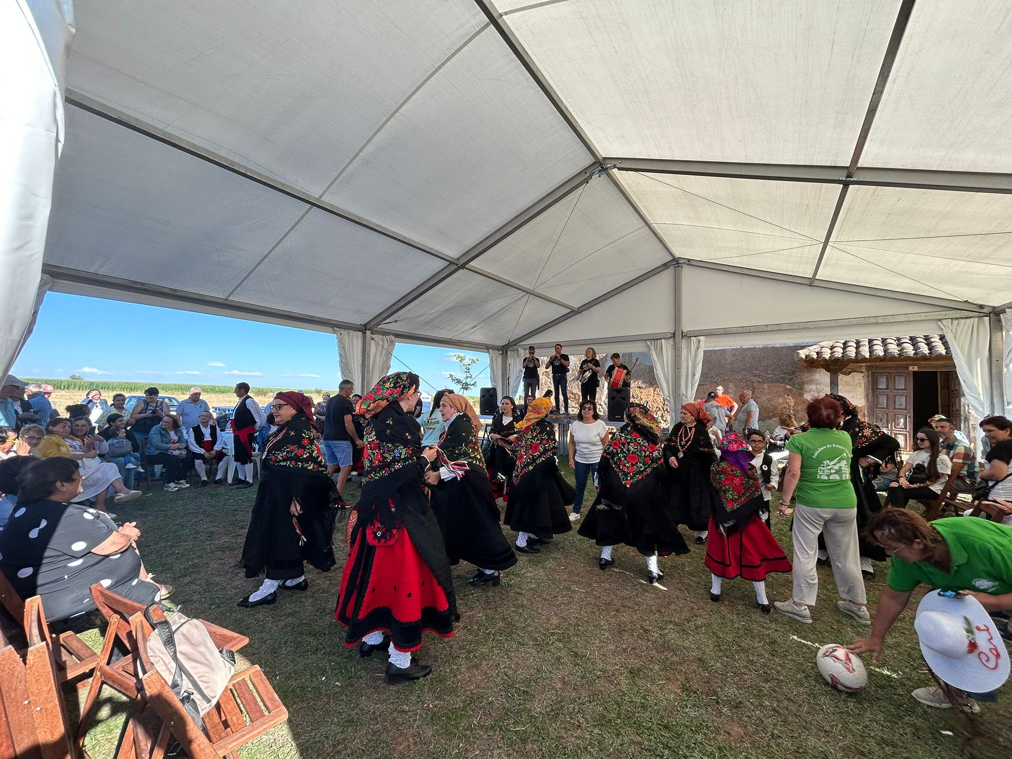 El Grupo de Danzas Virgen de la Guía durante una de sus actuaciones. | L.N.C.