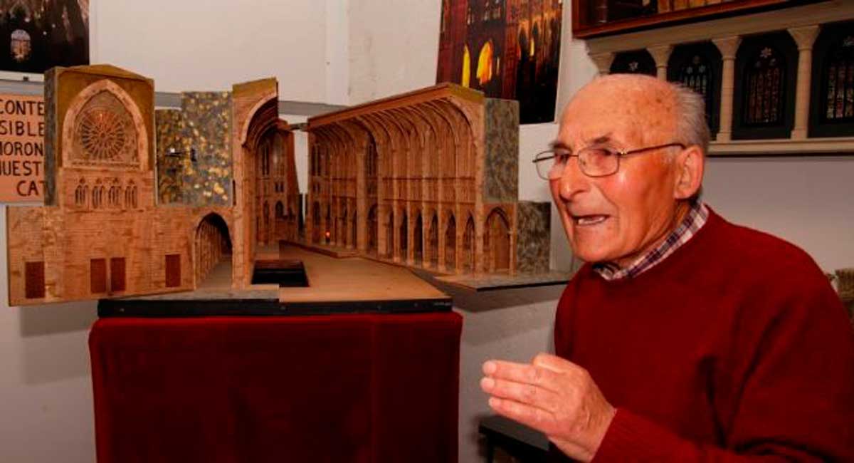 Francisco González Ferreras, que este jueves será nombrado Socio de Honor de Pro Monumenta, delante de algunas de las maquetas de monumentos en las que ha trabajado.