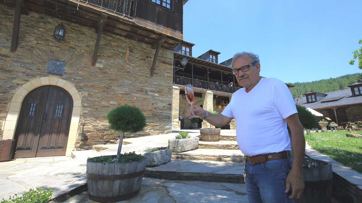 El empresario Jose Luis Prada, con una copa de vino espumoso 'Xamprada', del cuál se cumple 25 años de su creación. | CÉSAR SÁNCHEZ (ICAL)