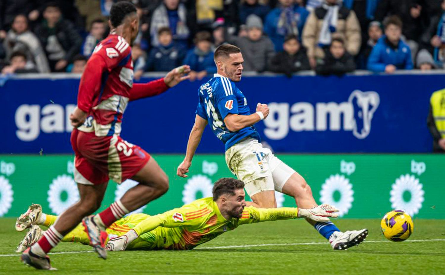 Paraschiv supera al portero del Granada para meter uno de sus goles con el Oviedo. | LALIGA
