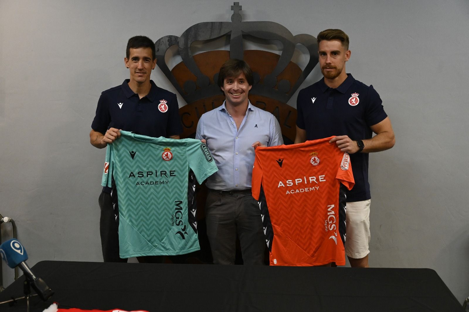 Arnau Rafús, a la derecha, junto a Manzanera y Badía en su presentación. | SAÚL ARÉN