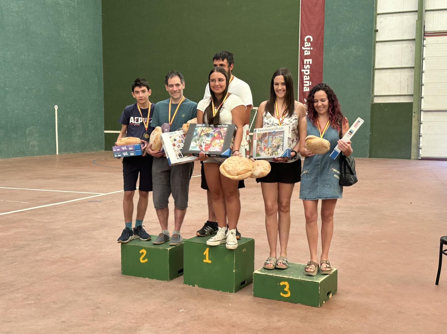 Entrega de premios a los más rápidos en hacer el puzle. | L.N.C.