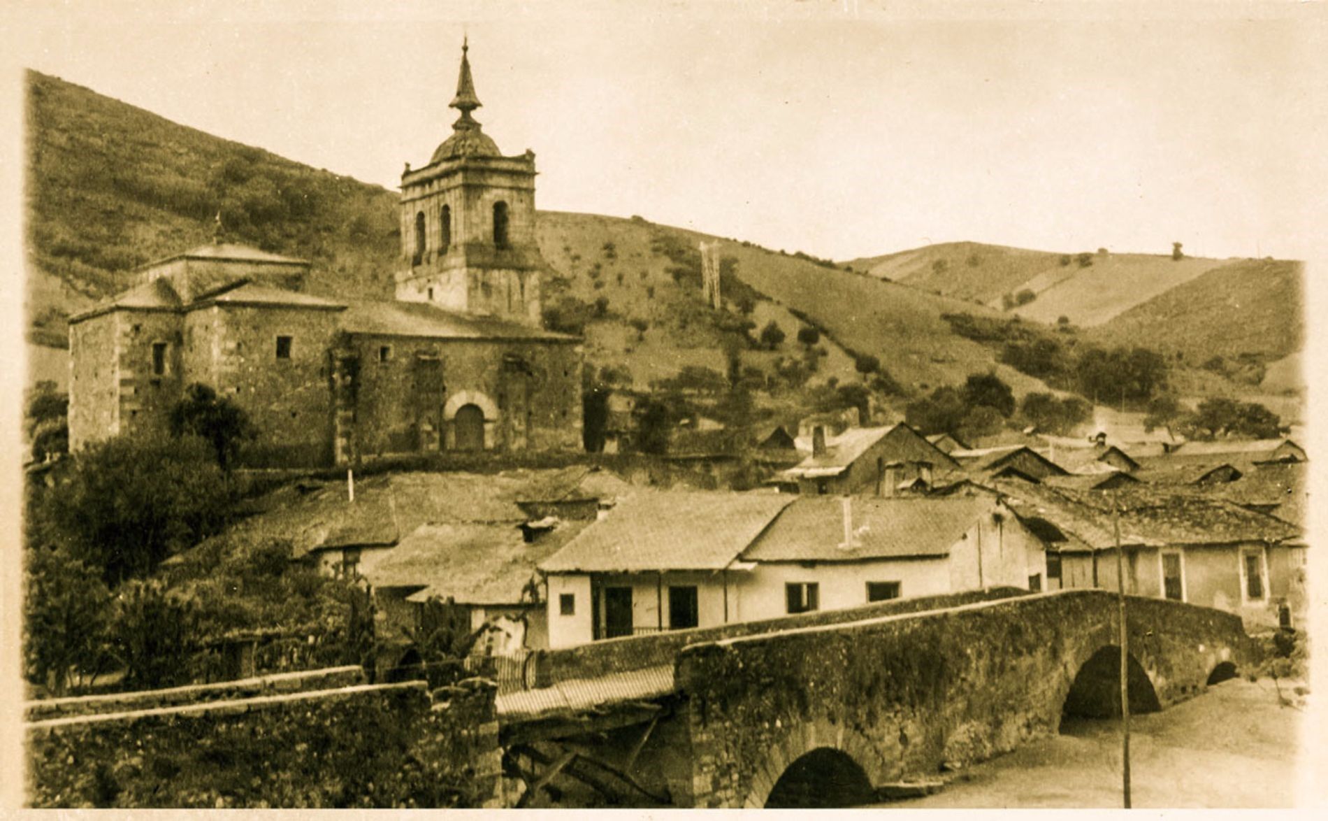 Molinaseca en una foto antigua, donde se ve su puente romano. Molinaseca en una foto antigua, donde se ve su puente romano.