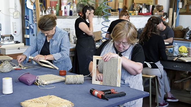 Dos alumnas del curso de técnicas de encordado aplicadas a tapicería, impartido por Amelia Franco