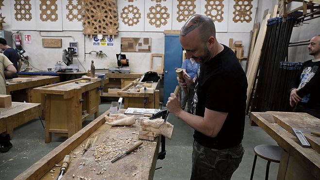 Dos imágenes del alumnado del curso de verano de talla en madera, del que se ha hecho cargo este año el maestro Miguel Ángel Tapia