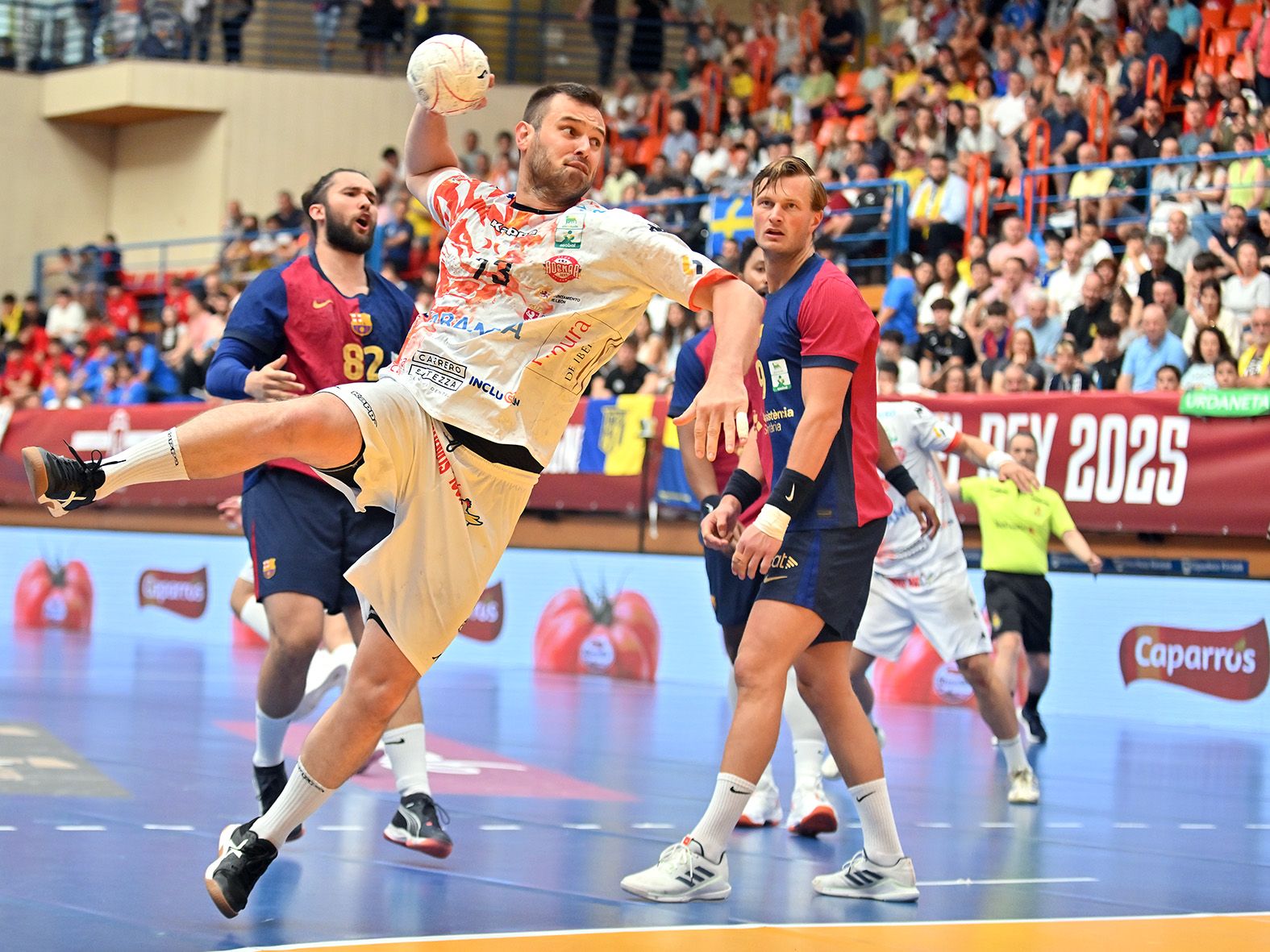 Benites lanza durante el choque entre el Ademar y un Barcelona de la final de Copa. | J.L. RECIO (RFEB)