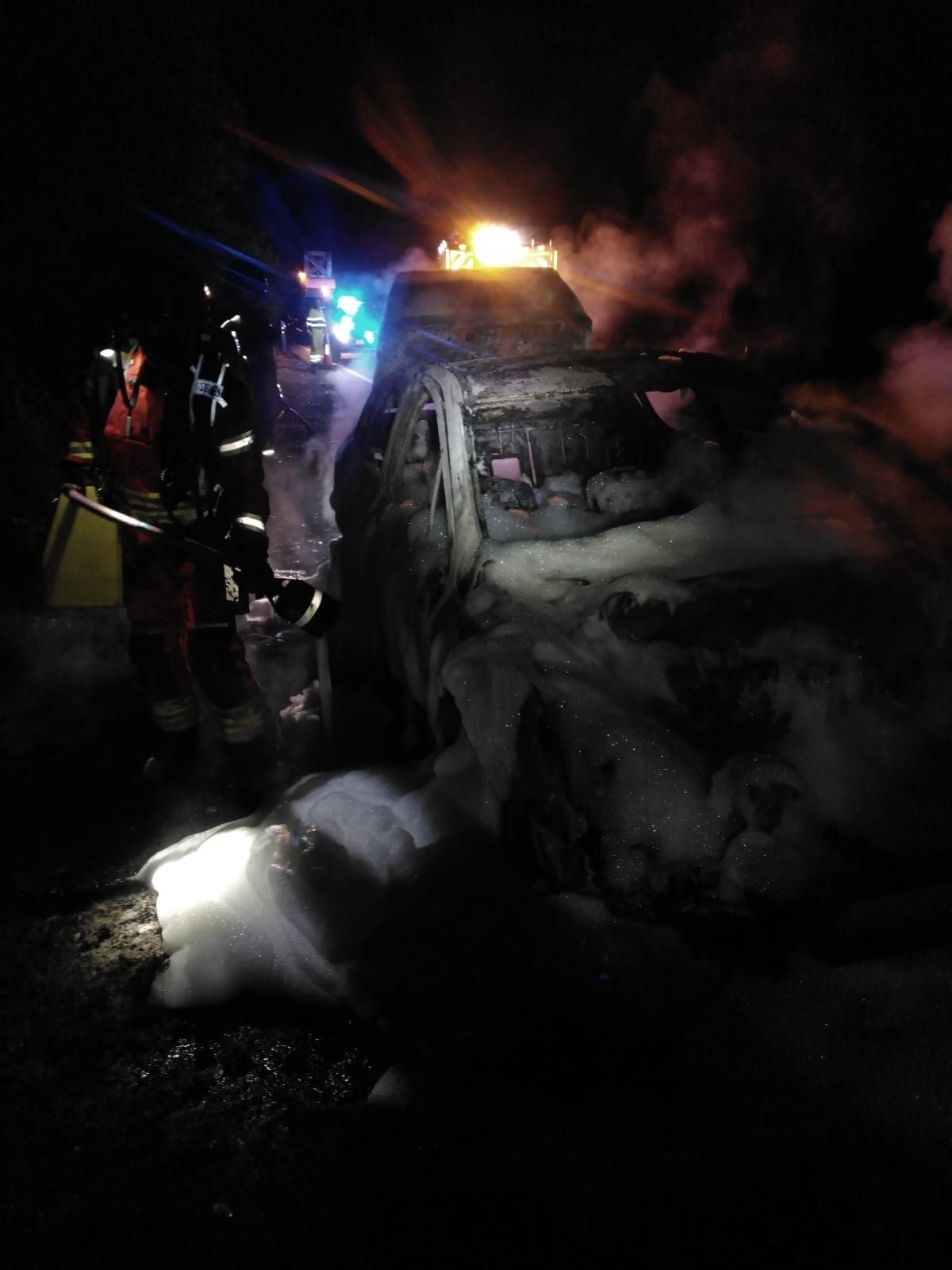 Los bomberos del SEPEIS durante las labores de extinción del coche incendiado en Calzada del Coto |L.N.C Los bomberos del SEPEIS durante las labores de extinción del coche incendiado en Calzada del Coto |L.N.C