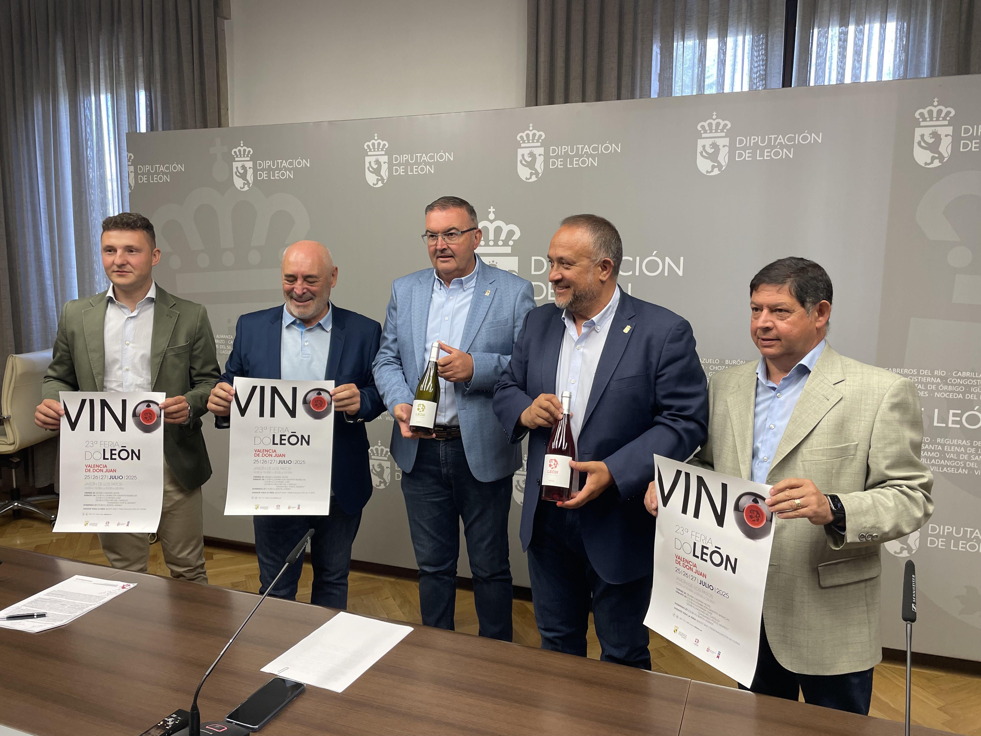 (De izq a der) Ángel Pérez, Rafael Blanco, Roberto Aller, Gerardo Courel y José Jiménez en el acto de presentación de la Feria del Vino DO León. |PABLO ÁLVAREZ