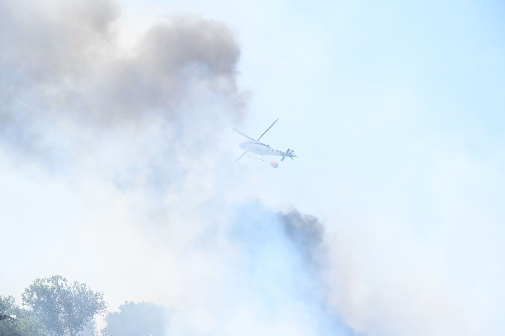 Tareas de extinción del incendio declarado este jueves en Armunia. | SAÚL ARÉN