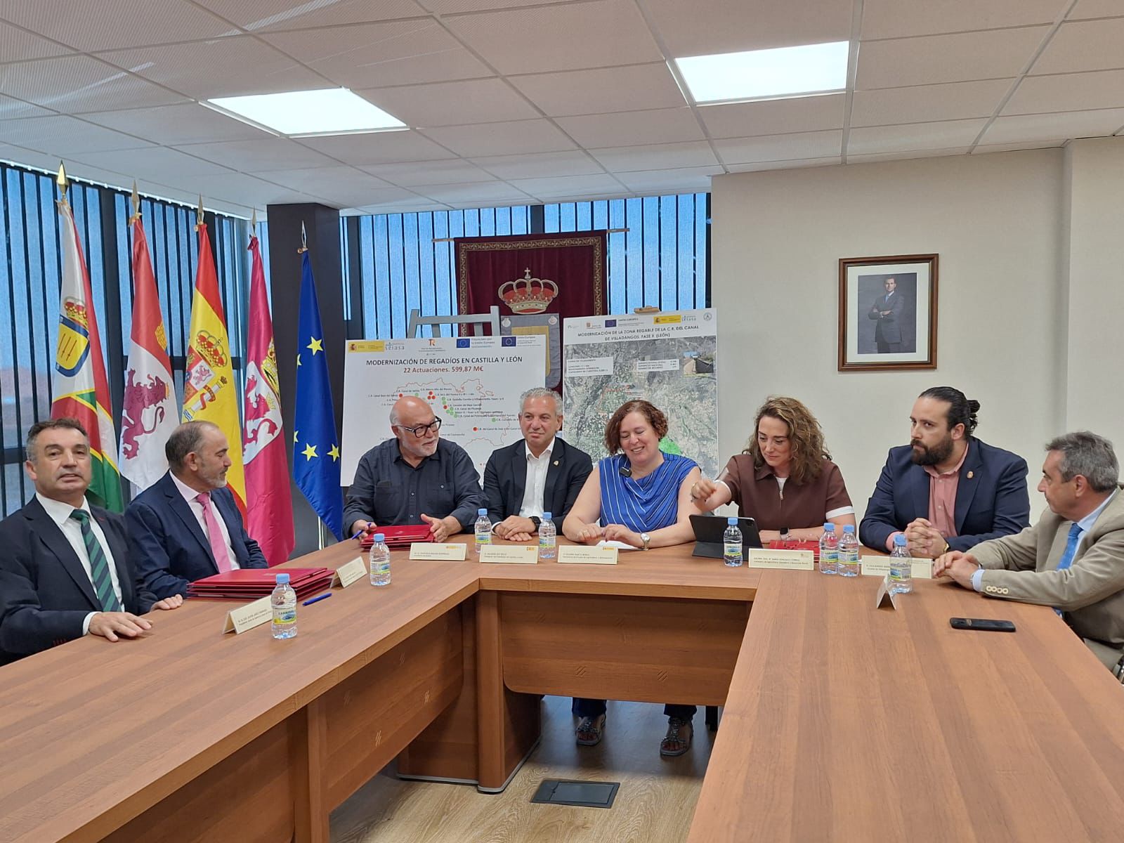 Begoña García y María González Corral en el centro de la mesa durante la firma del convenio este jueves en Villadangos. | L.N.C.