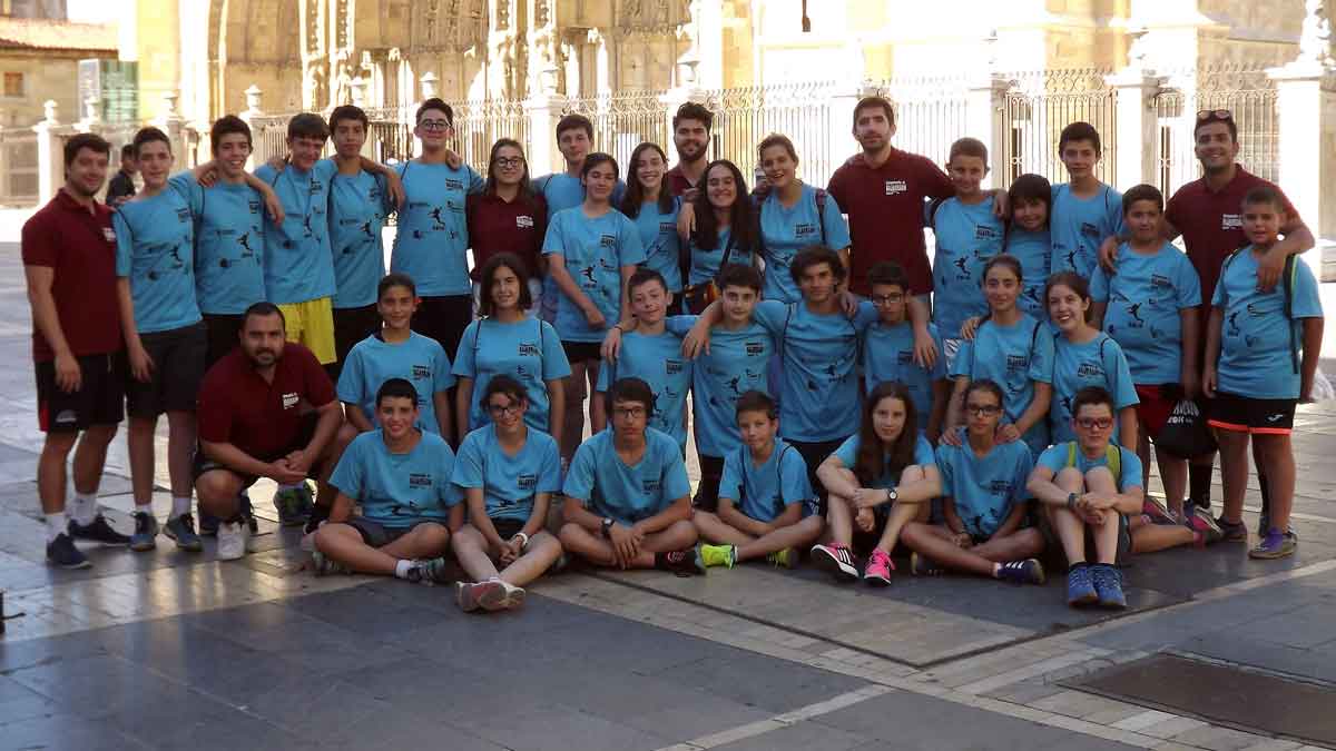 Los participantes en elCampus y los monitores, durante la visita realizada a la Catedral. | L.N.C.