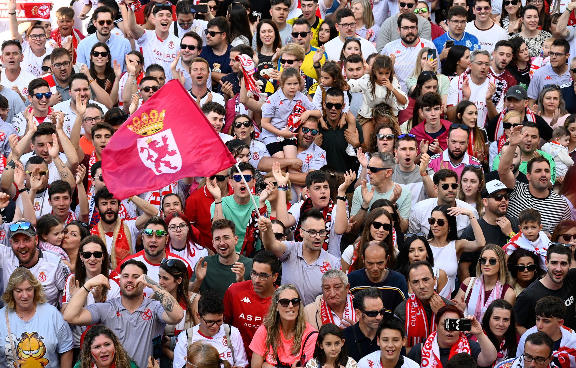 La afición de la Cultural, que está a un paso del récord del abonados, durante la celebración en San Marcelo. | SAÚL ARÉN