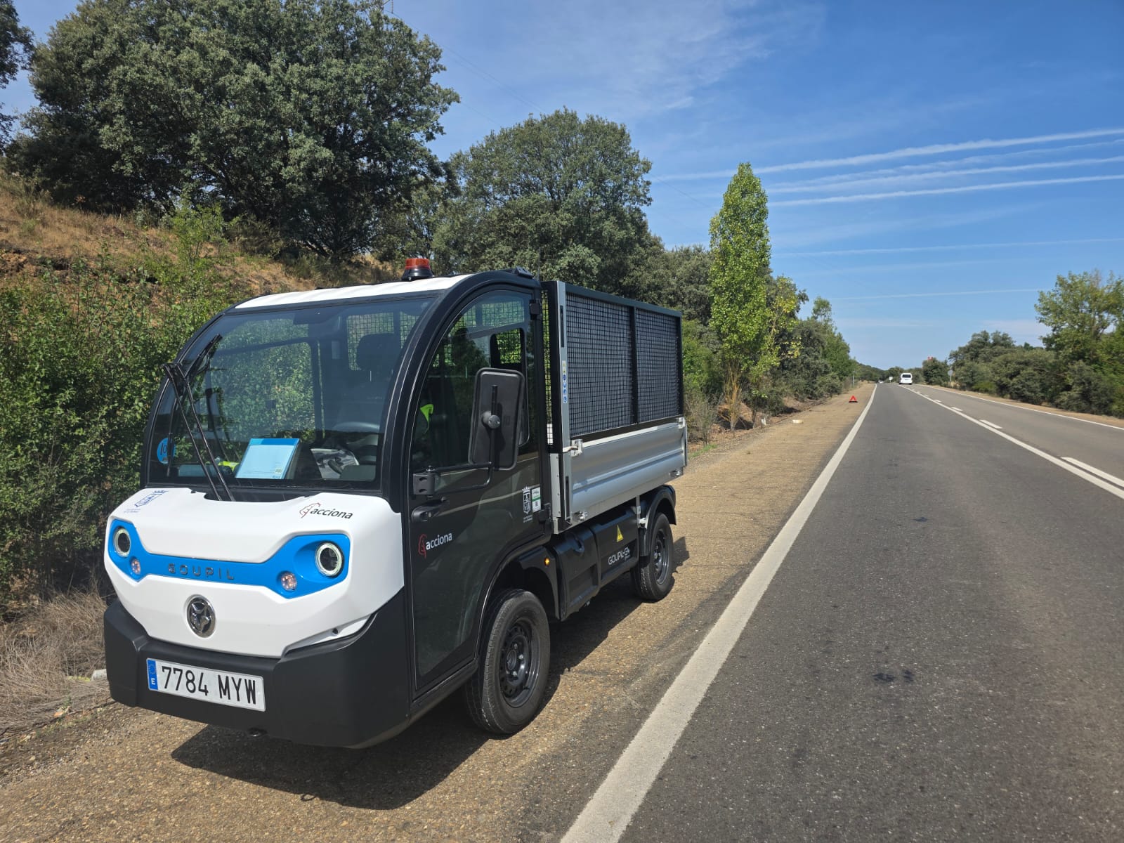 Labores del Servicio Municipal de Limpieza para dejar en perfecto estado la N-VI. | L.N.C. Labores del Servicio Municipal de Limpieza para dejar en perfecto estado la N-VI. | L.N.C.