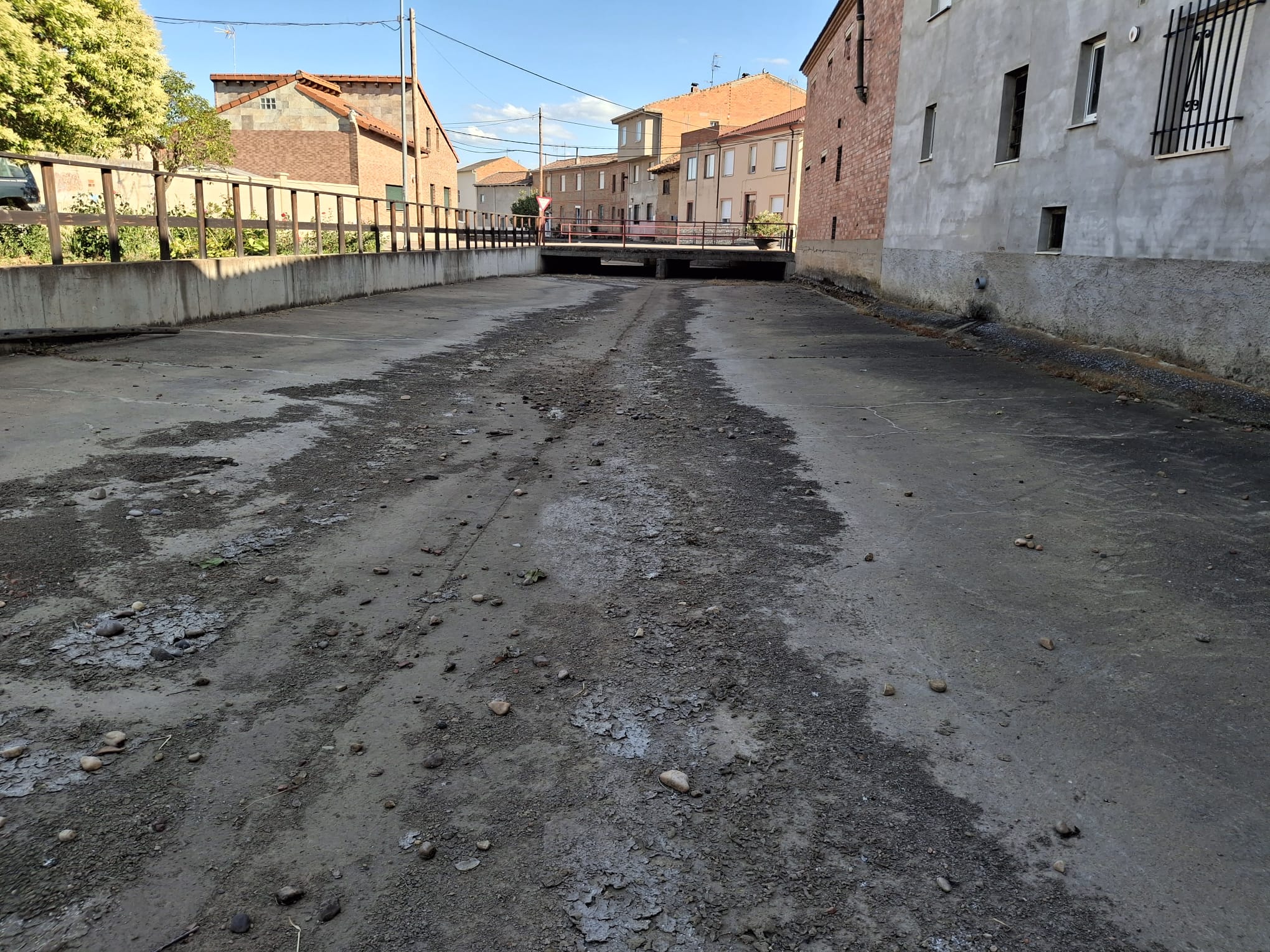 Aspecto de uno de los cauces que se han quedado sin agua en la zona. | L.N.C.