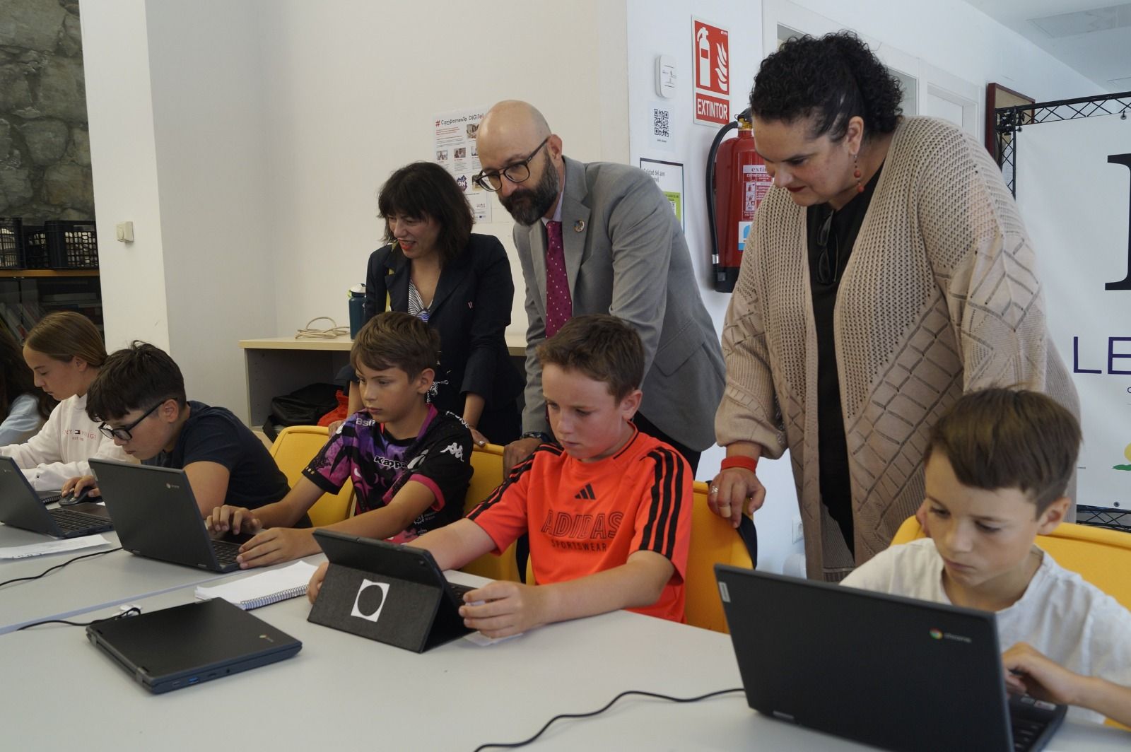 Héctor Aláiz destaca la importancia de la educación digital durante su visita al Campamento Digital de León Héctor Aláiz destaca la importancia de la educación digital durante su visita al Campamento Digital de León