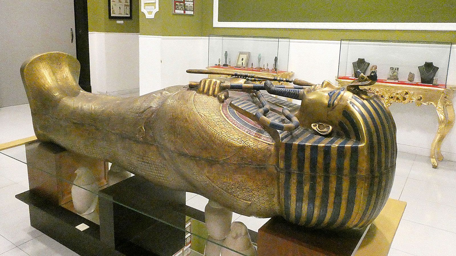 Reproducción de un espectacular sarcófago. | GREGORIO FERNÁNDEZ CASTAÑÓN