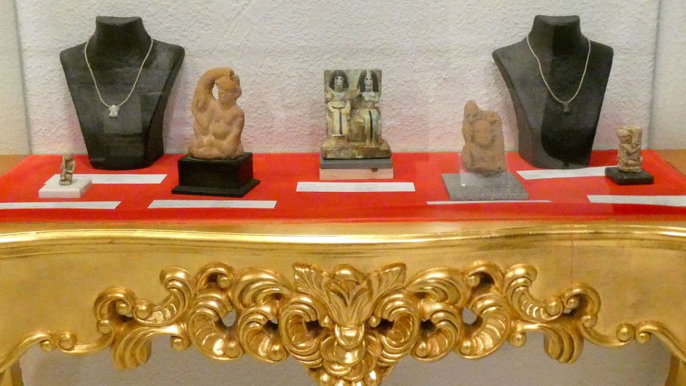 Vitrina con objetos y o amuletos eróticos