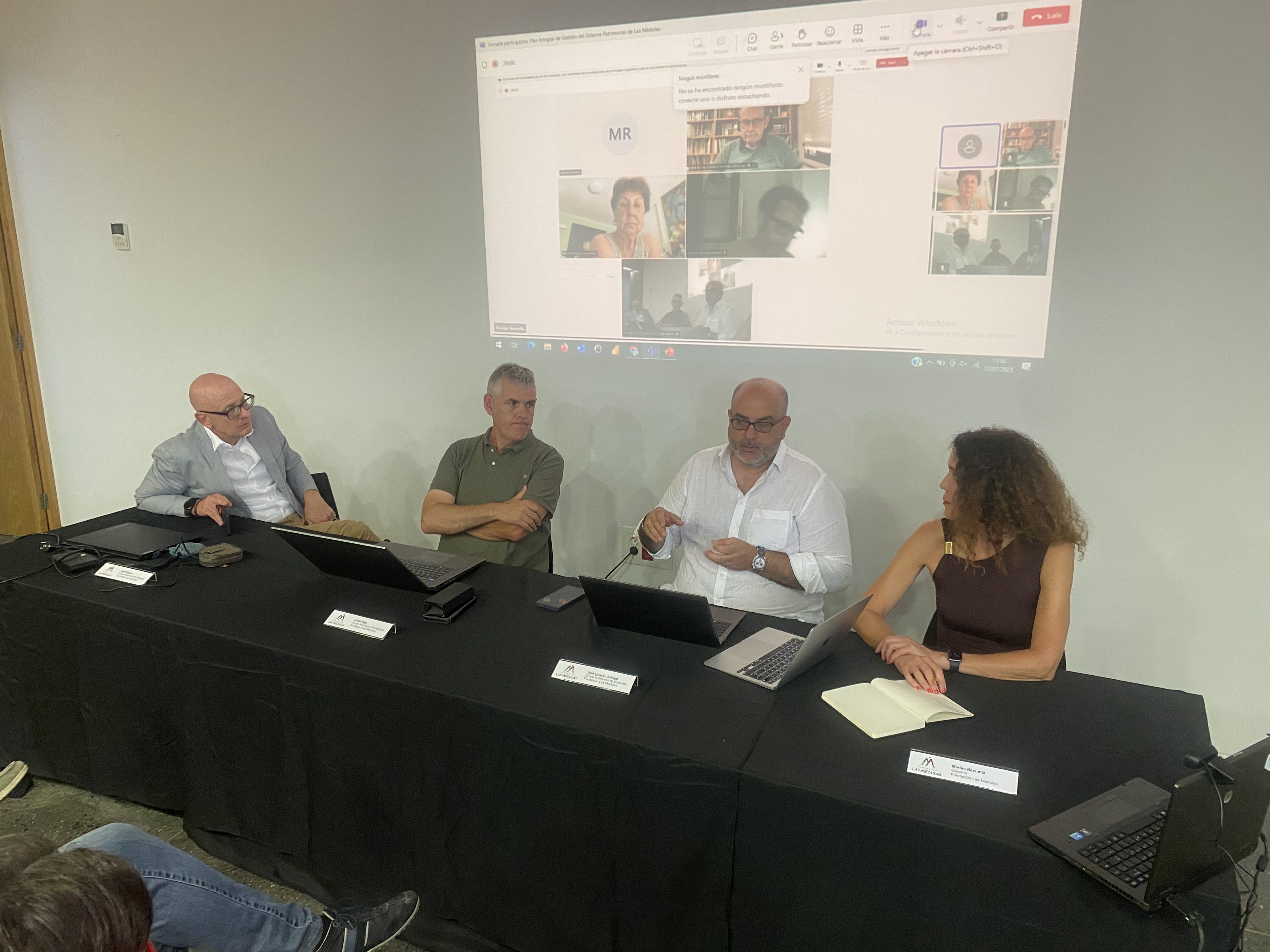 Parte del Grupo Autónomo de Expertos en la primera reunión.