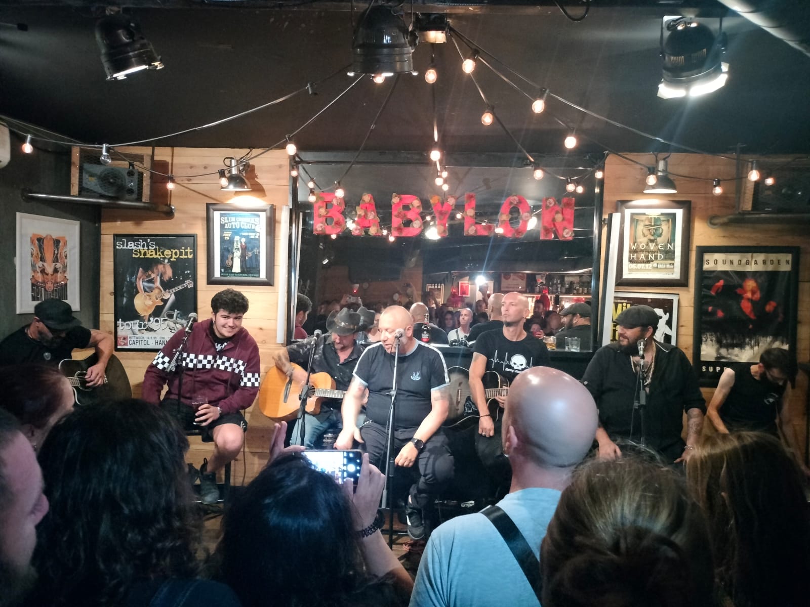 Carlos Balacera junto a Kutxi y Aarón Romero este miércoles en la sala Babylon.