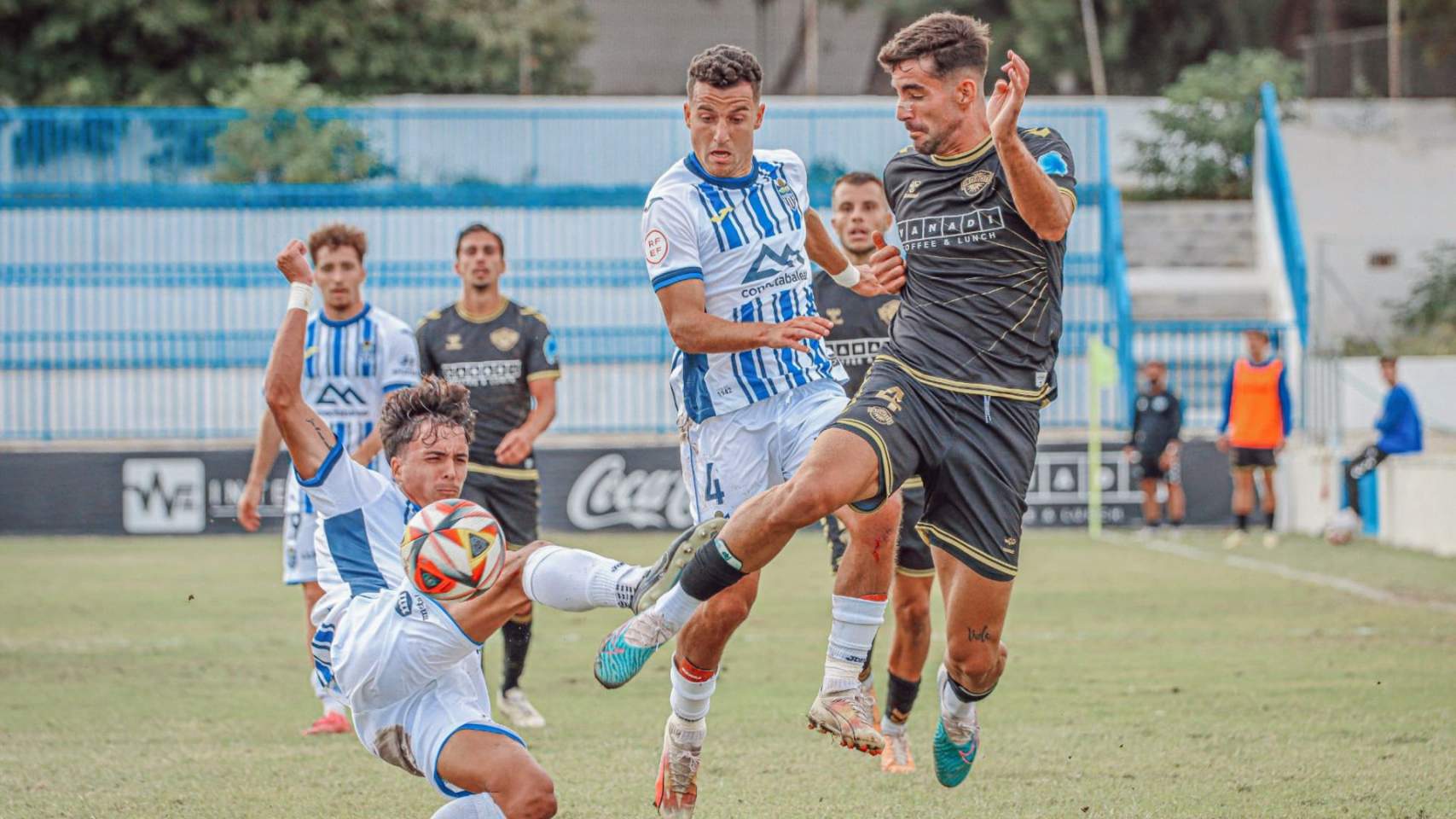 Undabarrena evita a un rival en un choque con el Intercity. | PÁGINA 66