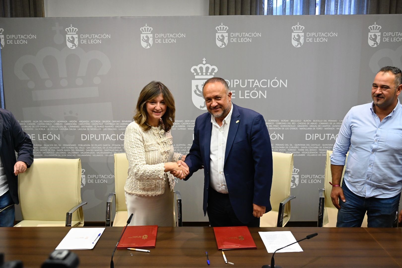 Un instante de la firma del convenio entre la ULE y el ILC. | SAÚL ARÉN