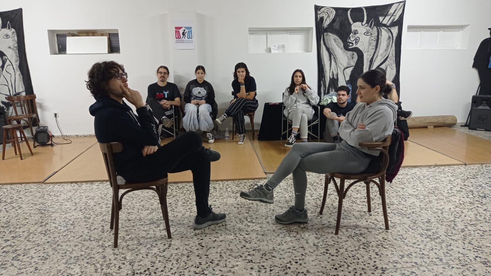 Uno de los talleres de teatro de la compañía con los jóvenes que comienzan en ella. 