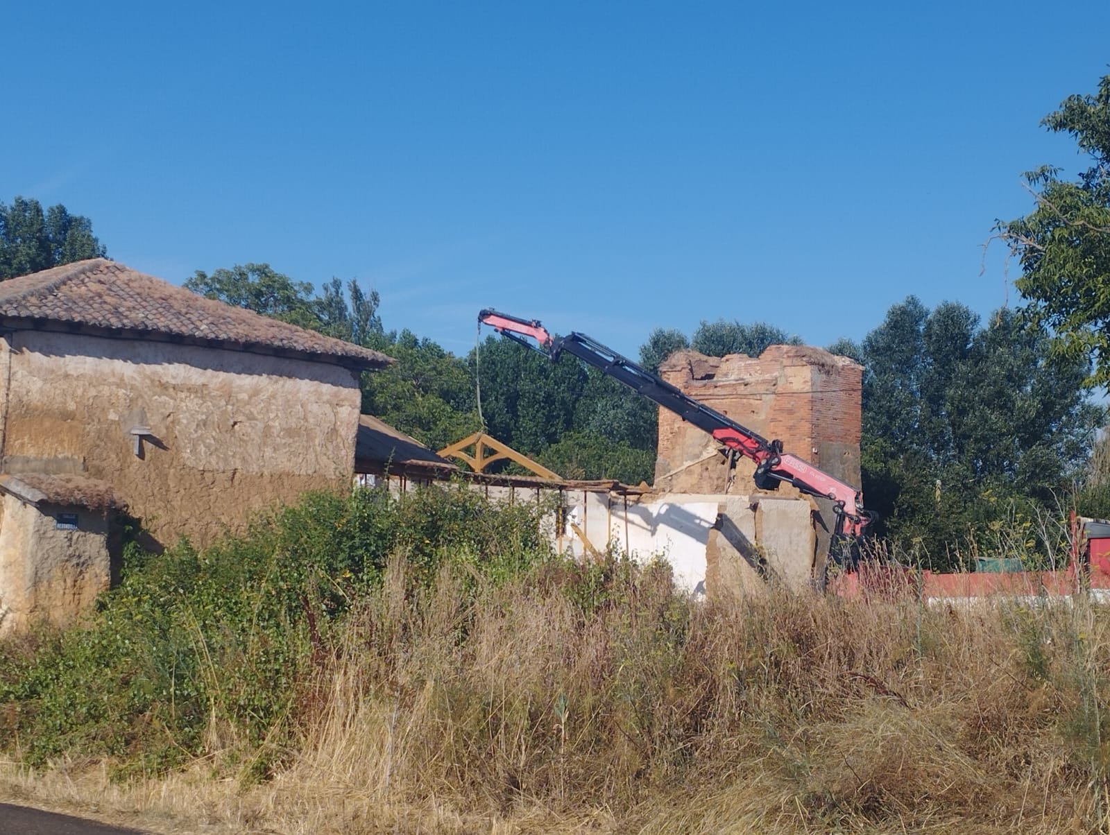 Maquinaria procediendo a tirar la iglesia de Fresnellino del Monte. | L.N.C.