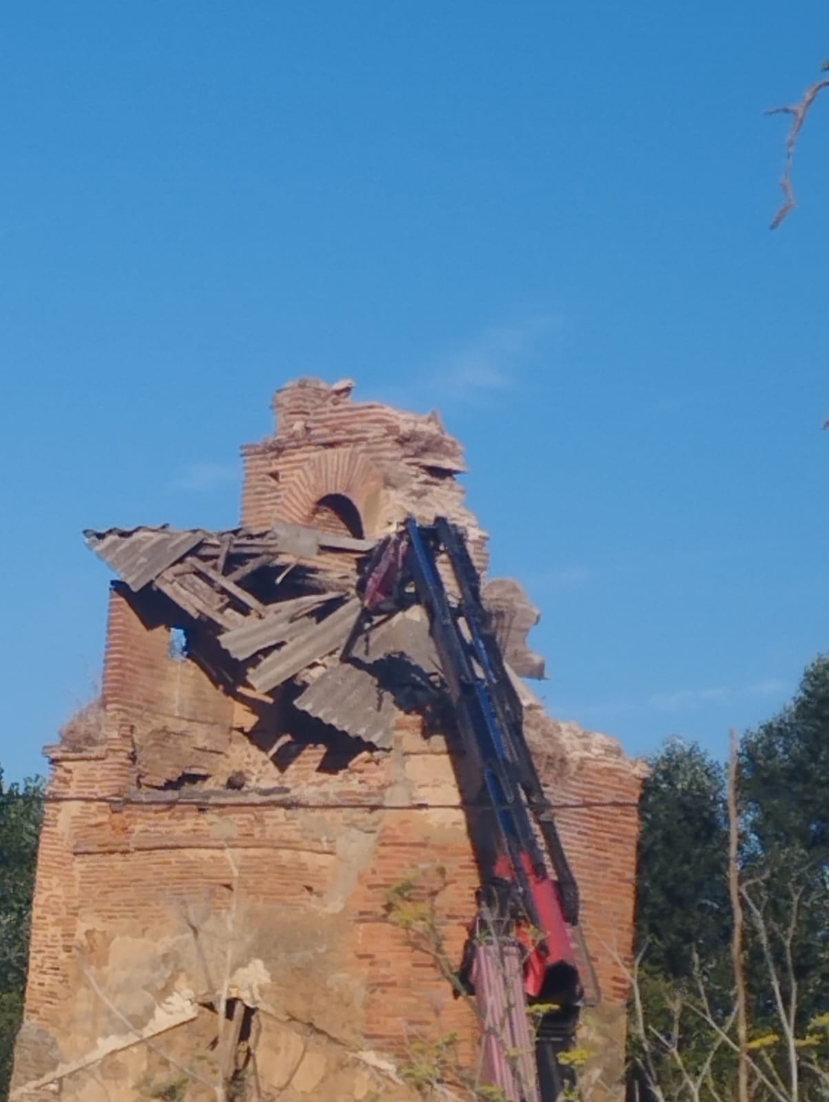 labores para tirar la torre del campanario. | L.N.C.