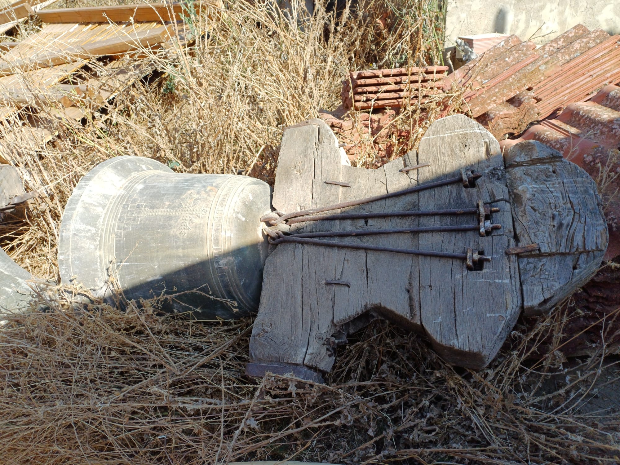 Campana de la iglesia en el suelo tras ser retirada. | L.N.C.