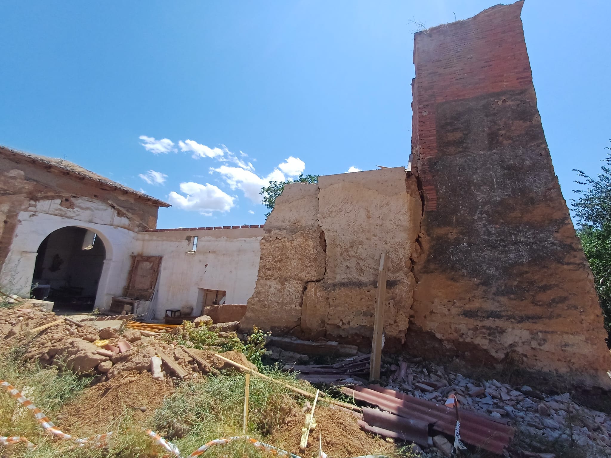Estado actual que presenta la iglesia tras retirar el tejado. | L.N.C.