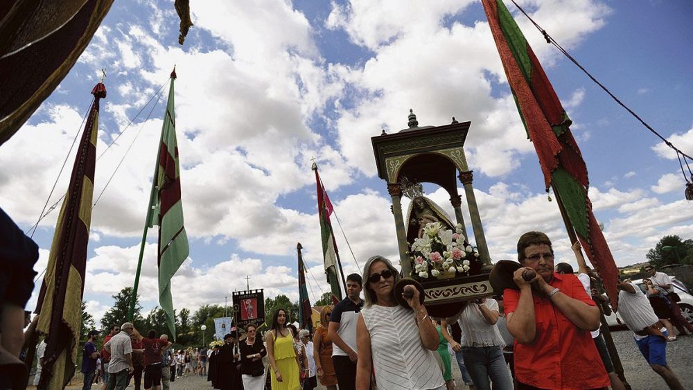 La procesión de los santos patronos de cada localidad es, cada año, el acto central de estas fiestas.|DANIEL MARTÍN
