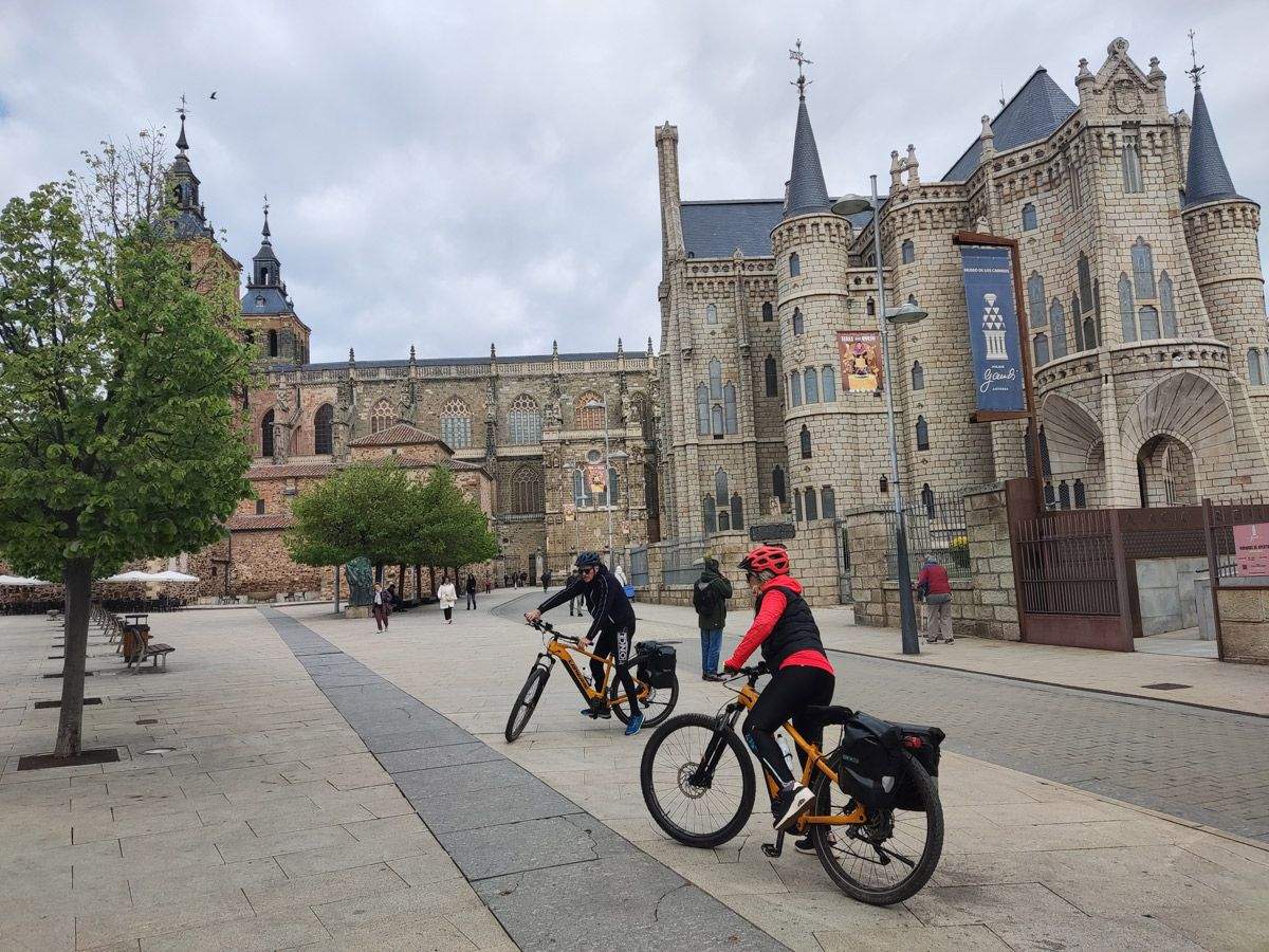 Dos peregrinos realizando en bici el Camino a su paso por Astorga. | A. RODRÍGUEZ Dos peregrinos realizando en bici el Camino a su paso por Astorga. | A. RODRÍGUEZ