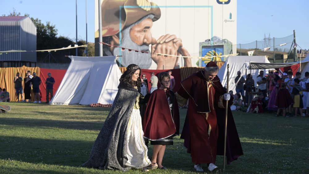 Recreación de la batalla de Villadangos, con el graffiti homenaje al peregrino de fondo.| MAURICIO PEÑA