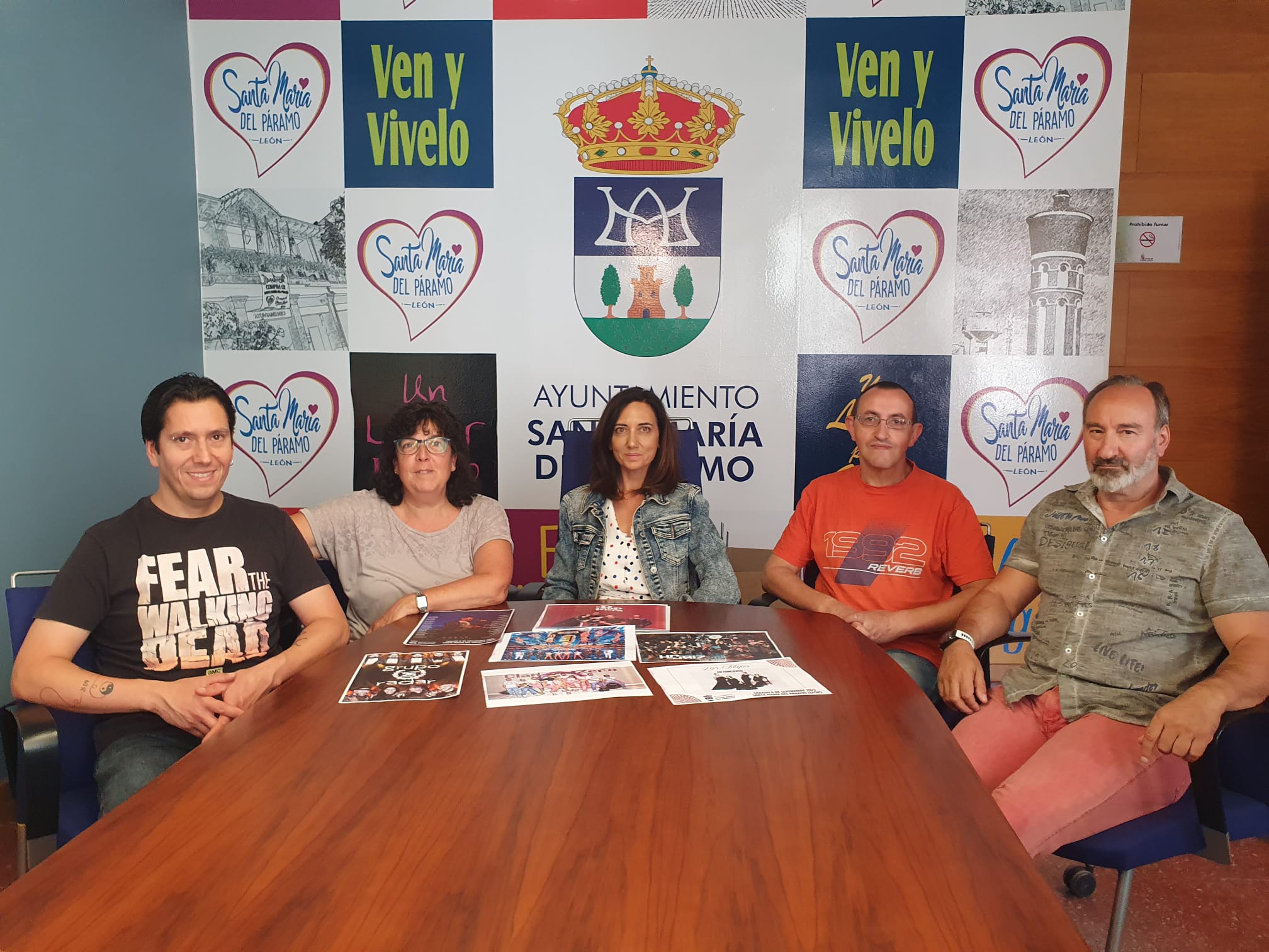 El equipo de gobierno de UPL del Ayuntamiento de Santa María del Páramo presentando las actuaciones de las fiestas. | L.N.C.