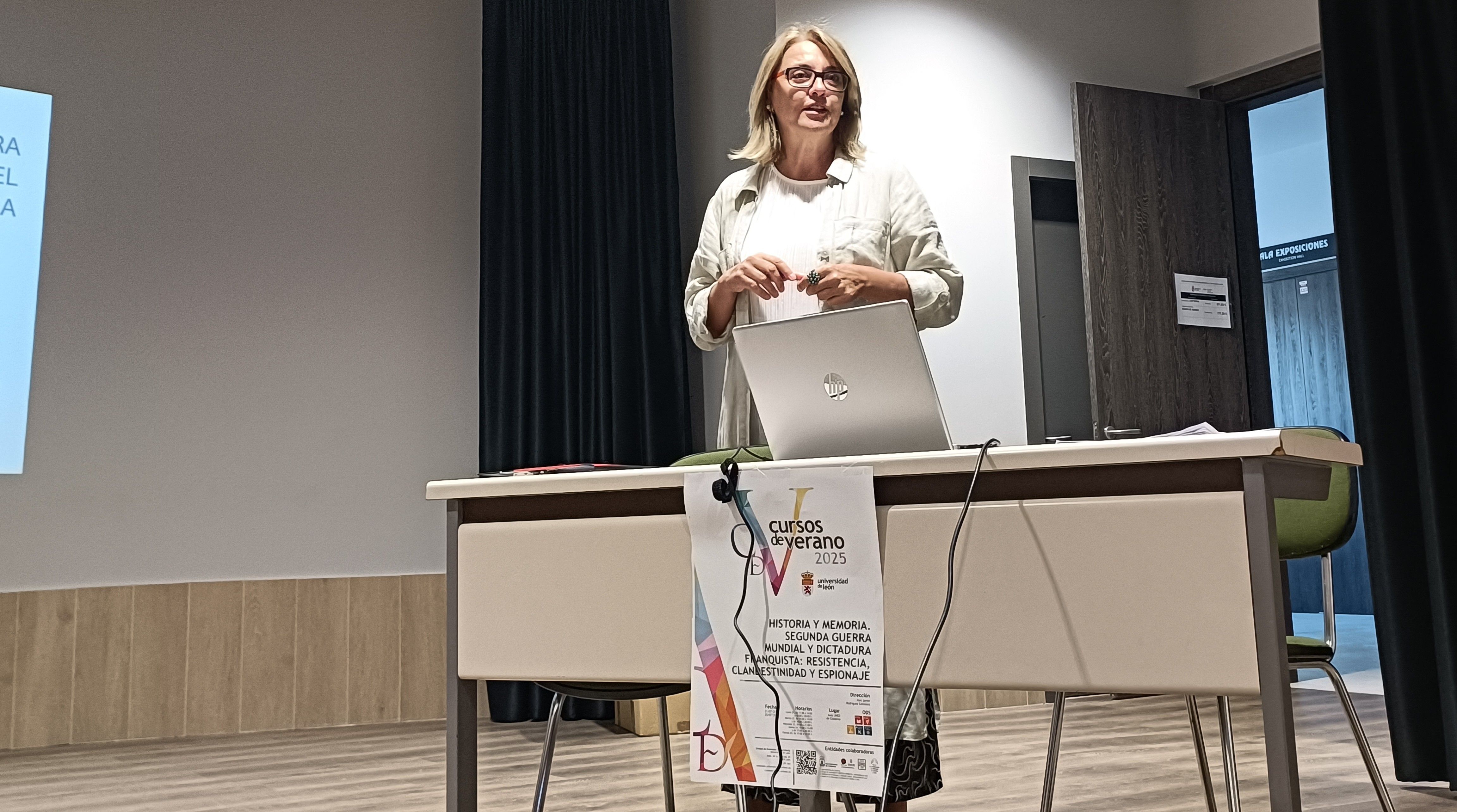 Ángela Aguayo durante su ponencia en el Curso de Verano de Cistierna / B.G. PRIETO