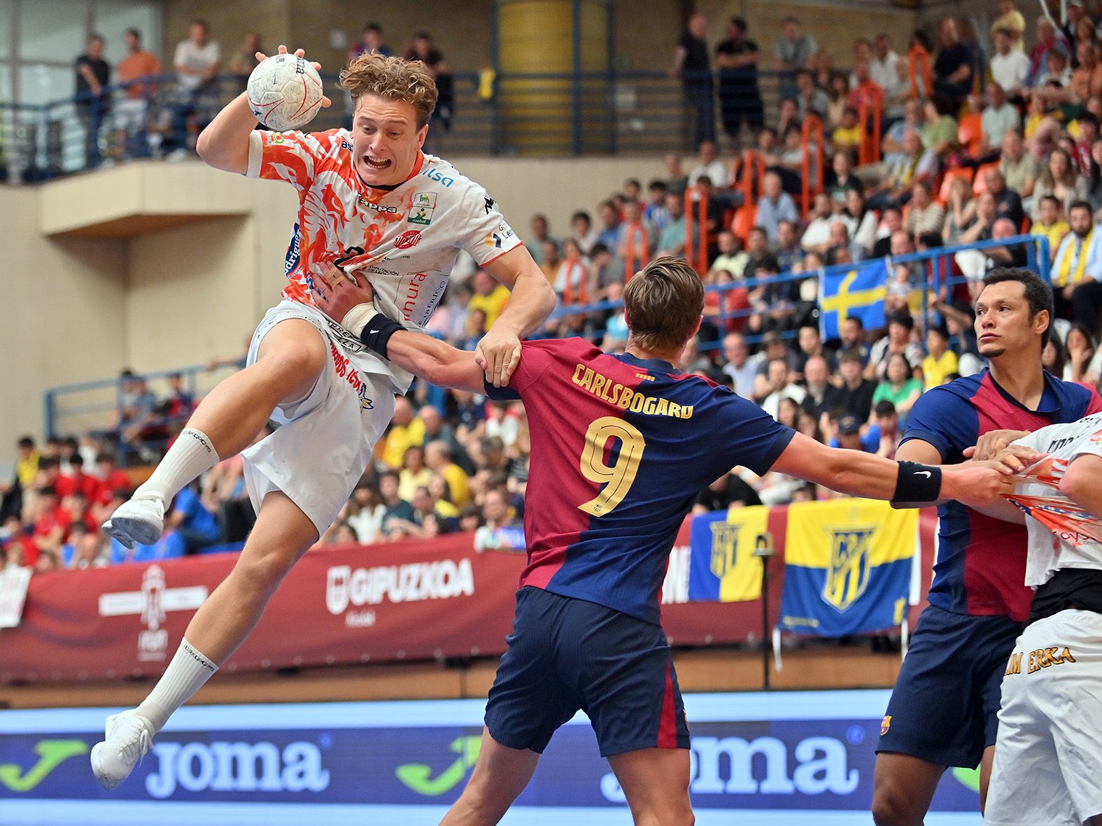 Lindqvist, durante el choque entre el Ademar y el Barcelona. | J.L. OJEDA