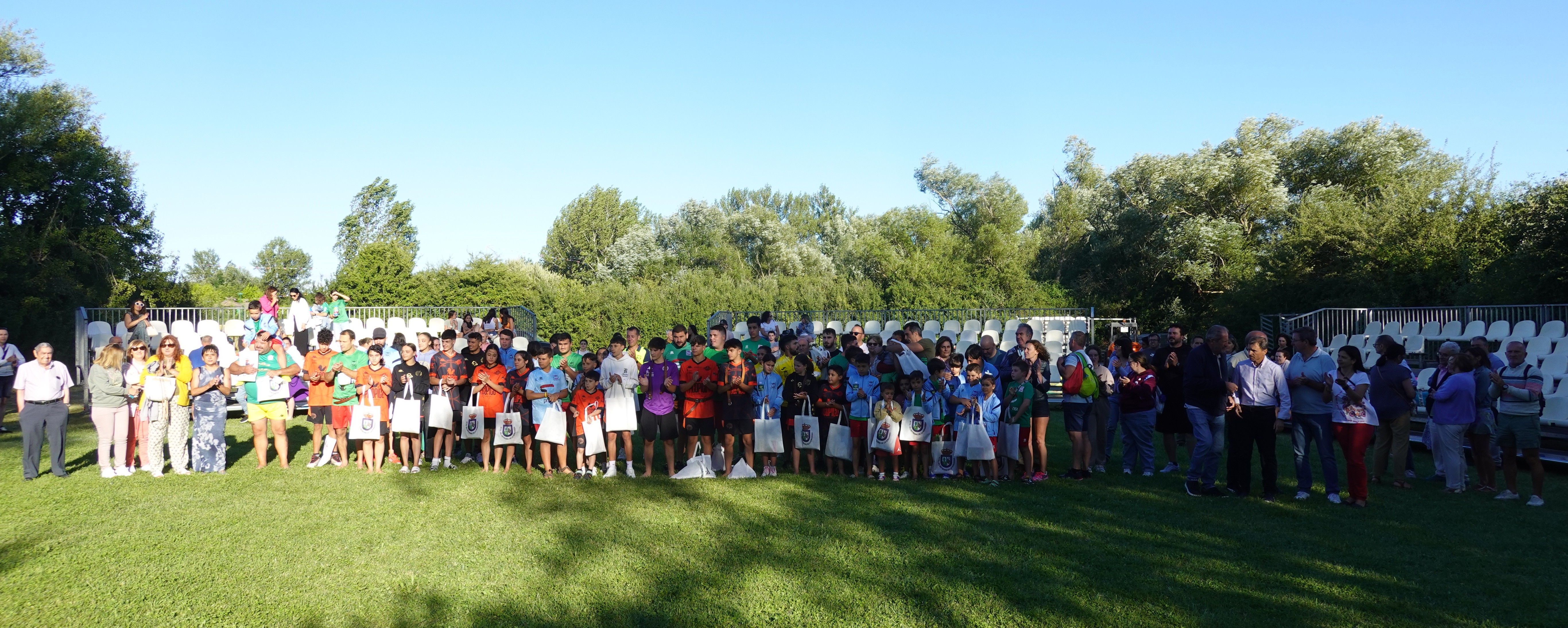 Foto de grupo de los asistentes al homenaje, luchadores, familia, amigos, paisanos... la familia de la lucha / SEIJAS