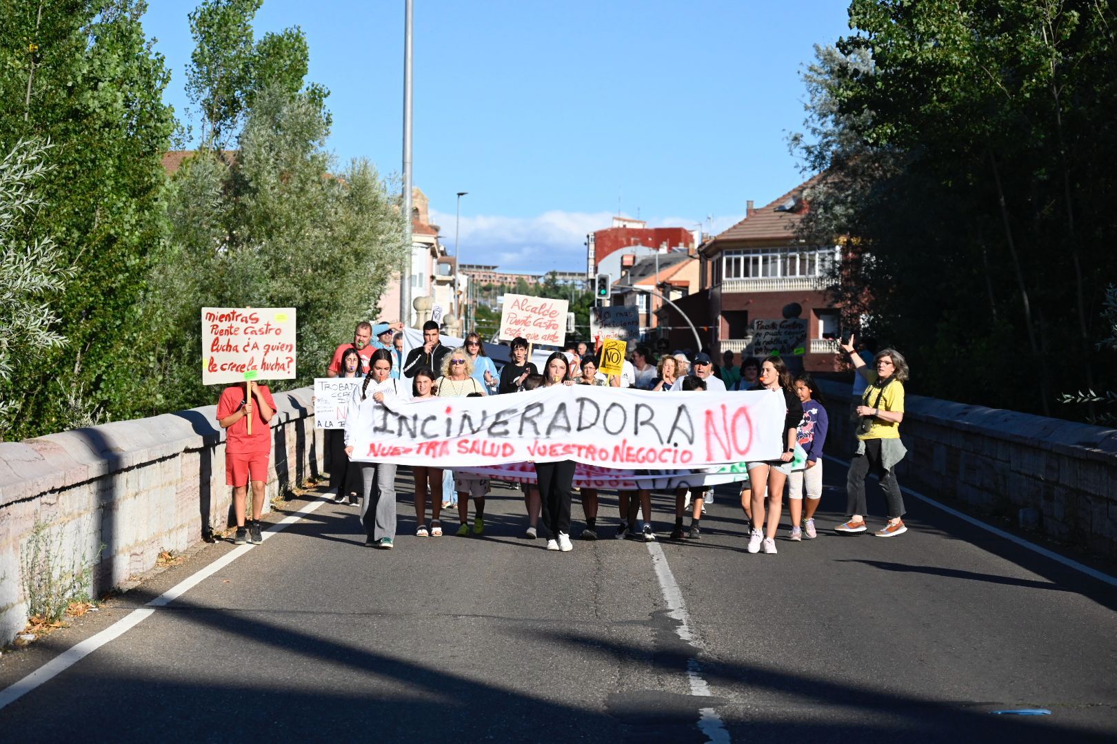 Un instante de la concentración vecinal que tuvo lugar ayer en Puente Castro | SAÚL ARÉN Un instante de la concentración vecinal que tuvo lugar ayer en Puente Castro | SAÚL ARÉN