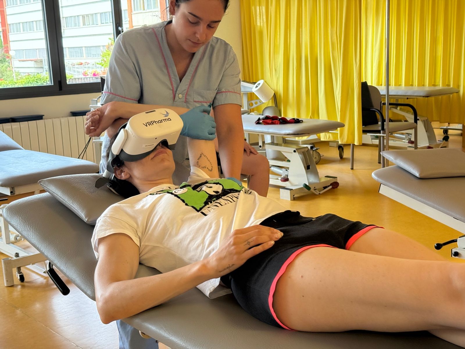 Paciente utilizando las gafas de realidad virtual para mejorar su confort durante su estancia |L.N.C.